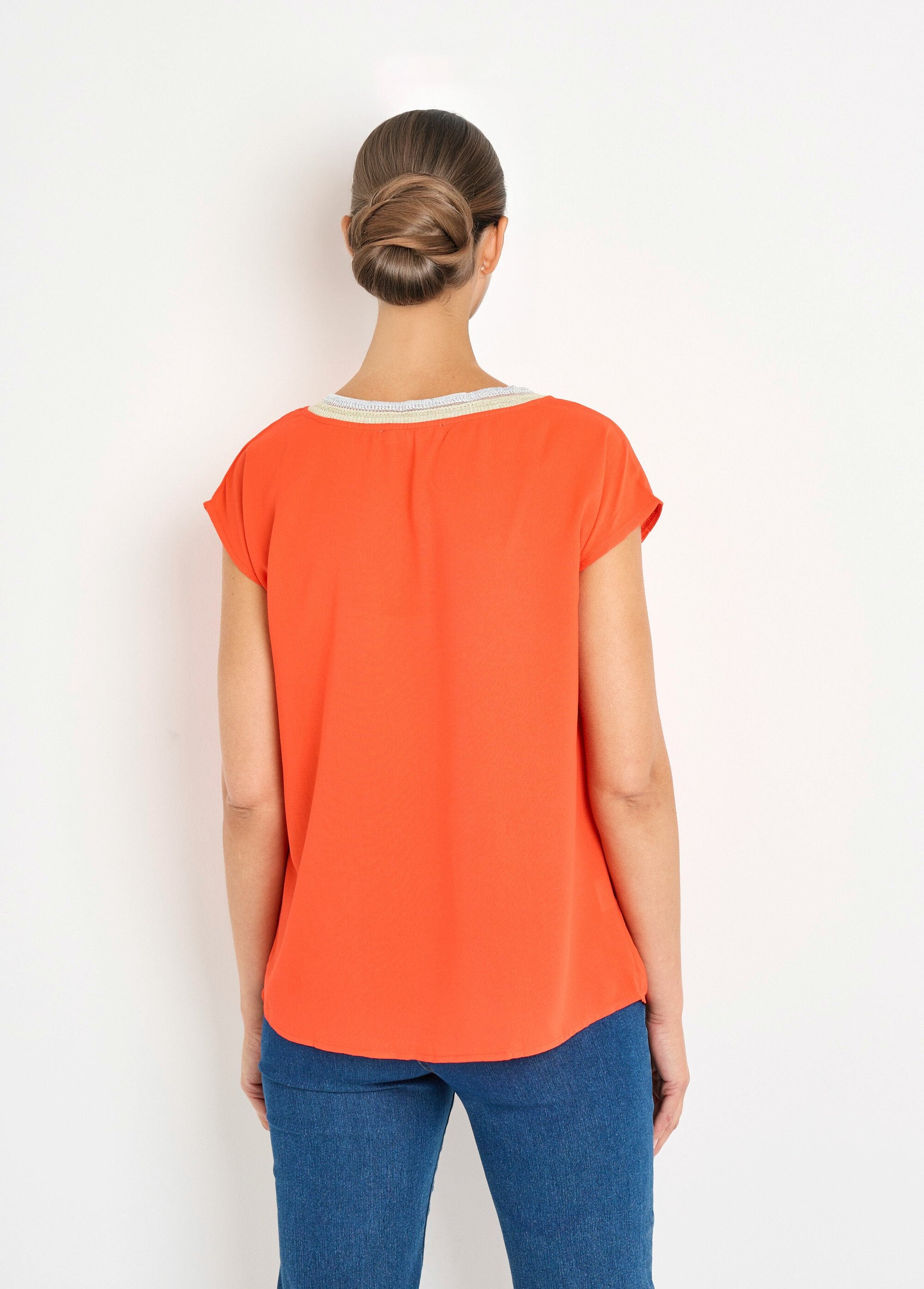 Sleeveless_flowing_blouse_with_V-neck_braid_Poppy_DO1_slim