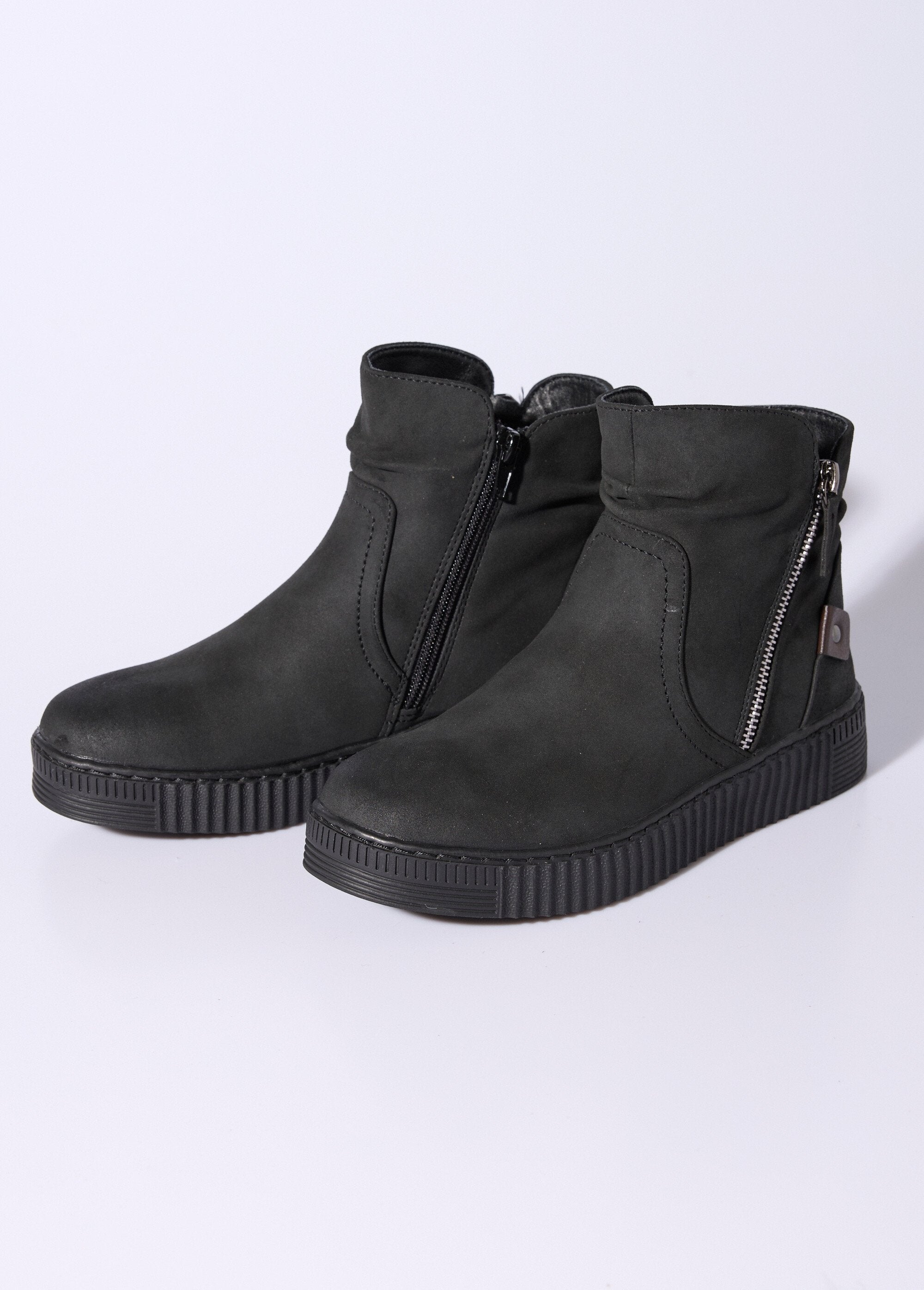 Suede_boots_with_wedge_sole_Black_DE1_slim