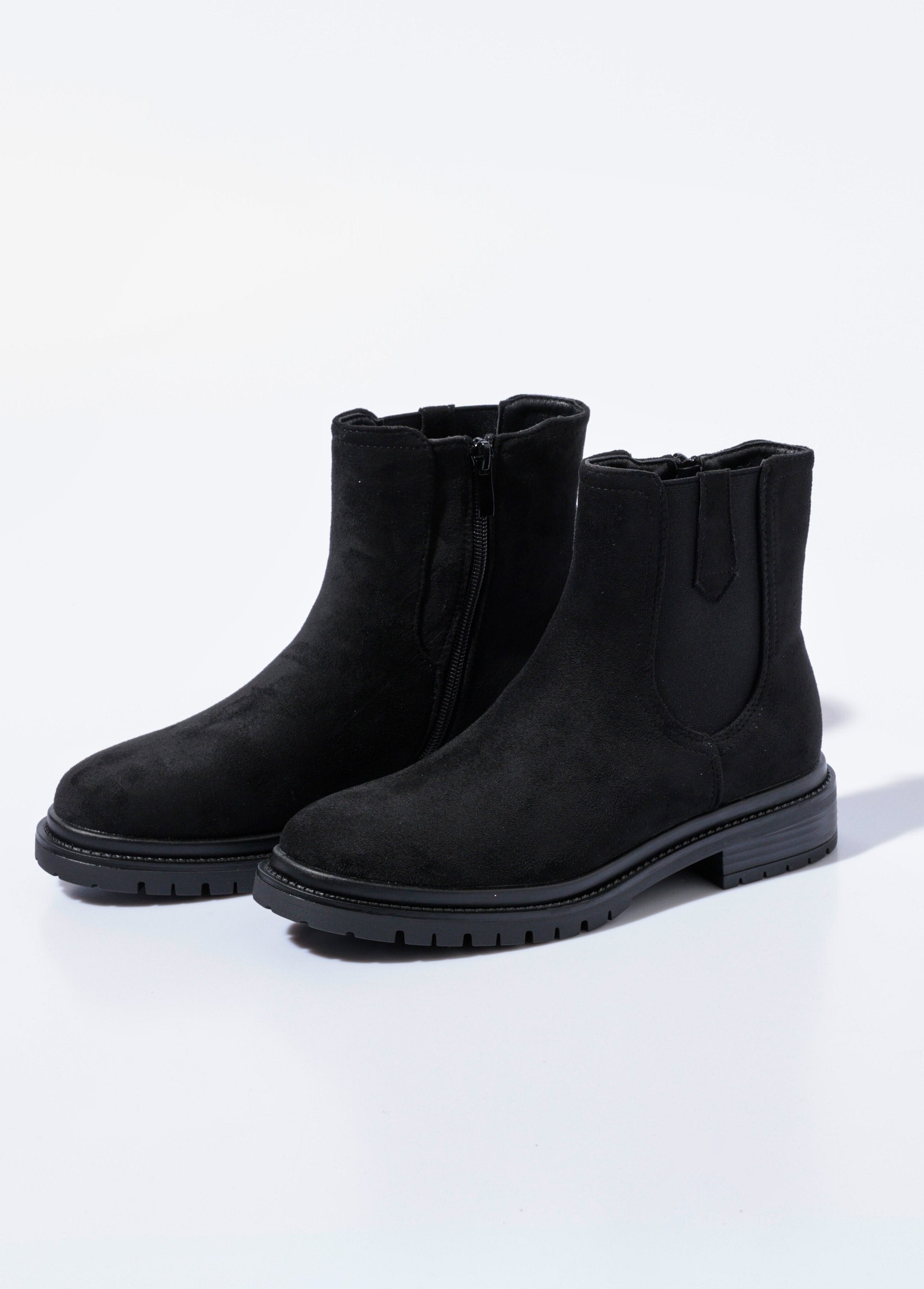 Chelsea_boots_with_notched_sole_Black_DE1_slim
