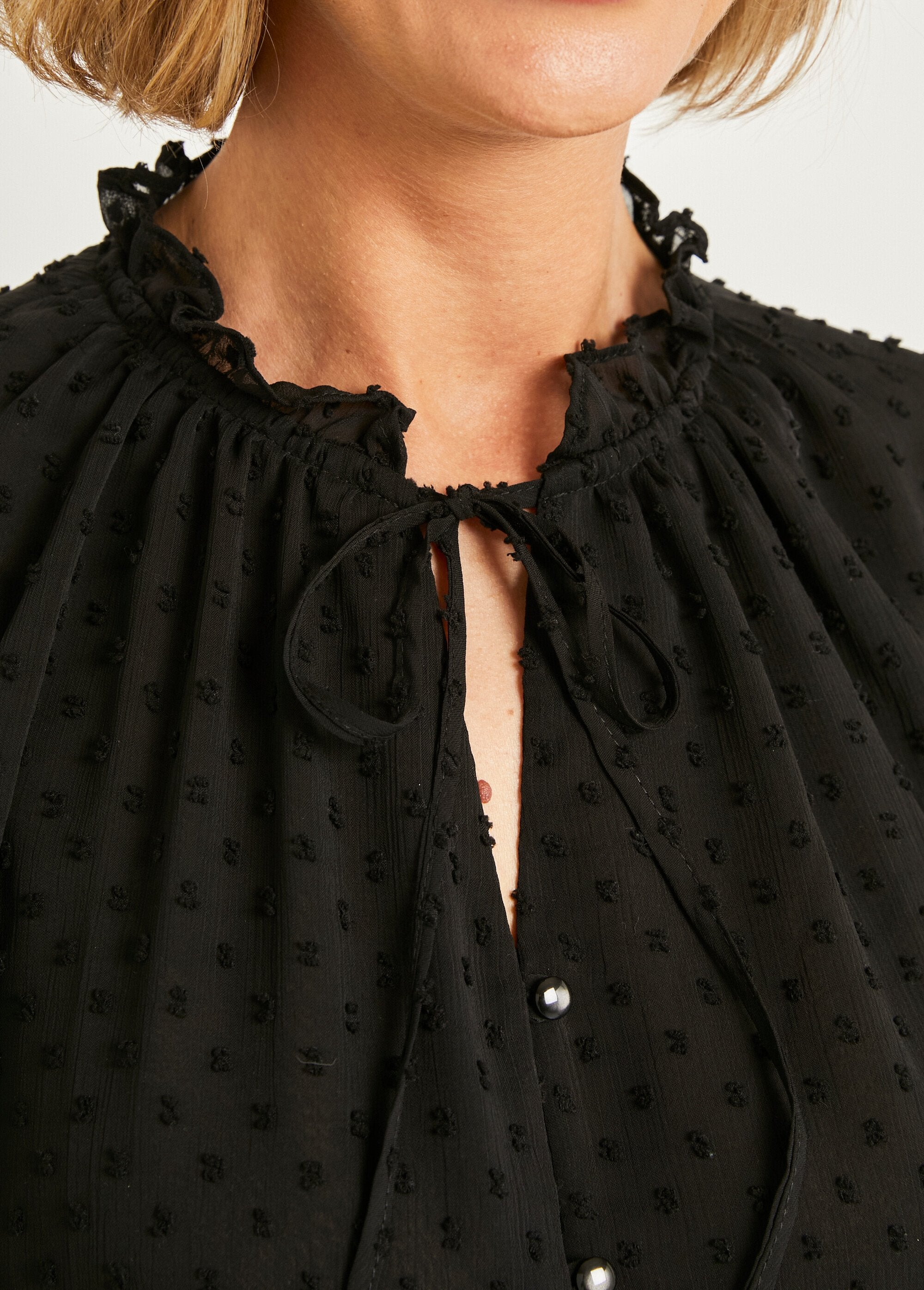 Plain_plumetis_voile_buttoned_blouse_Black_DE3_slim
