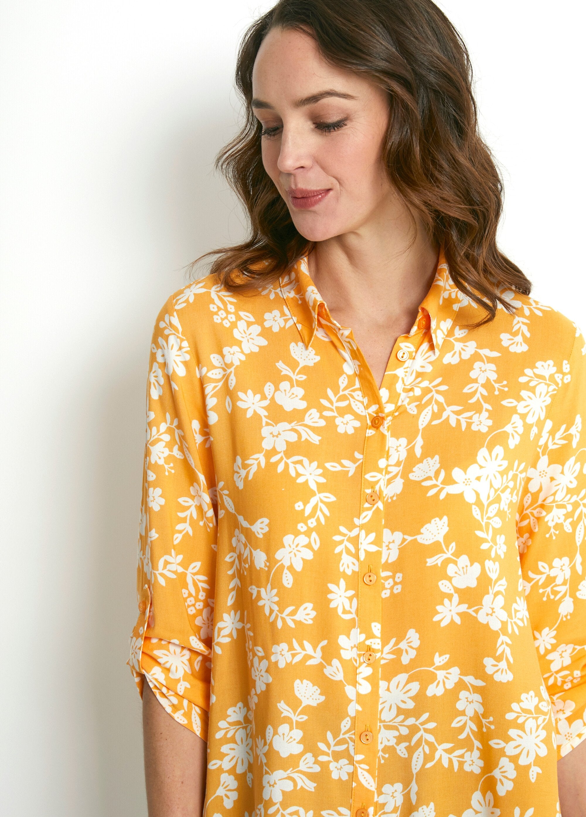 Printed_blouse_with_3/4_sleeves_and_longer_back_Yellow_and_white_DE1_slim