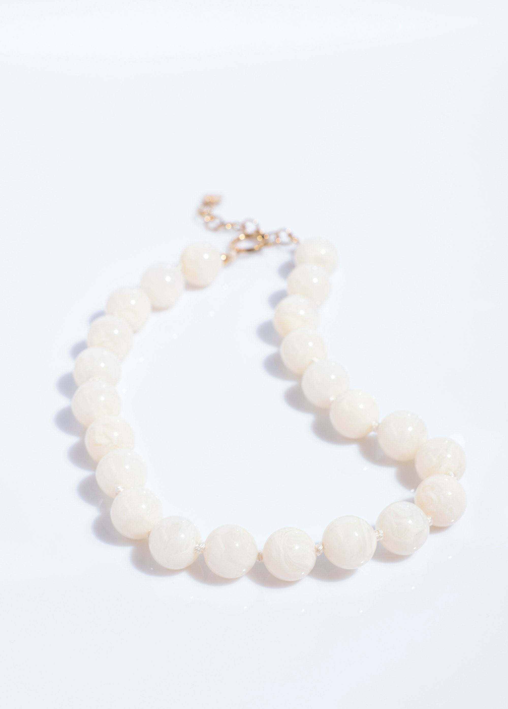 Short_necklace_with_round_marbled_beads_Ivory_DE1_slim