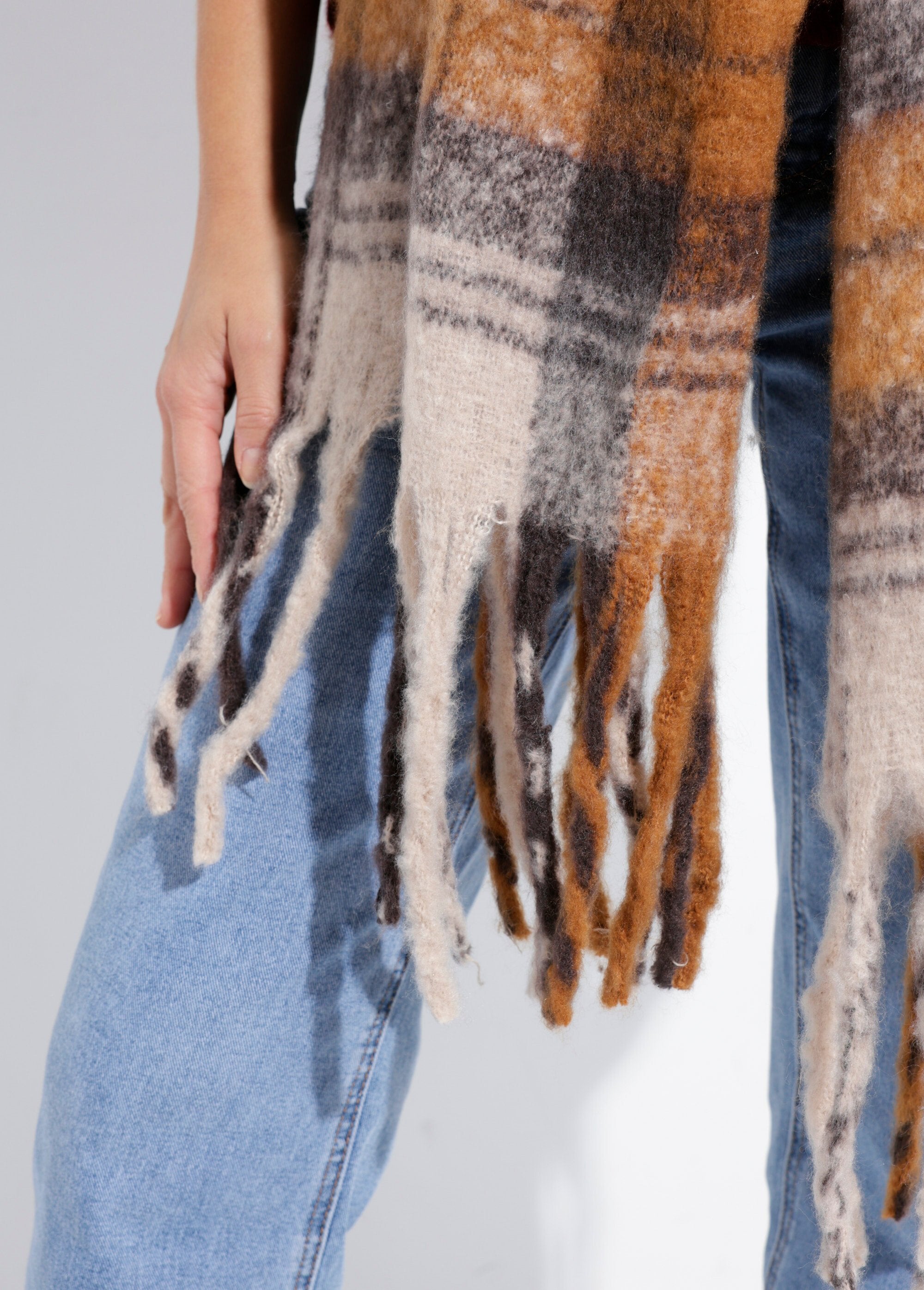 Long_checkered_scarf_with_fringe_Beige_tiles_DE1_slim