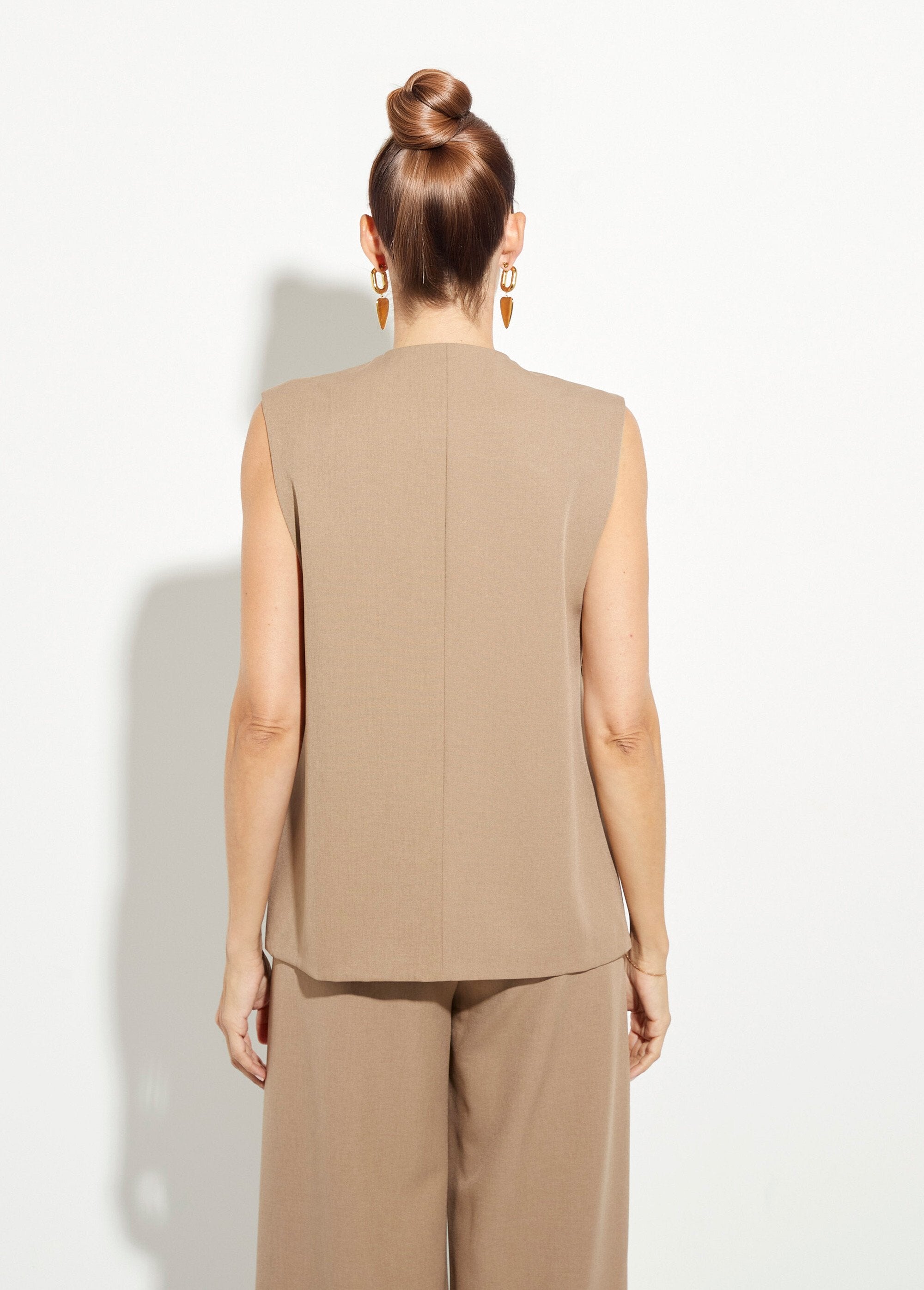 Sleeveless_suit_vest_with_side_buttons_Beige_DO1_slim