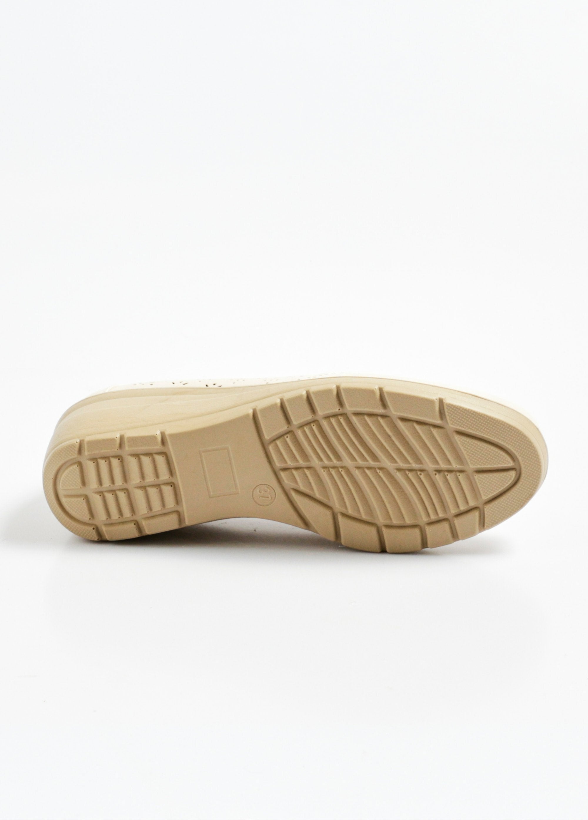 Openwork_comfort_loafer_with_elastic_sides_Beige_UN1_slim