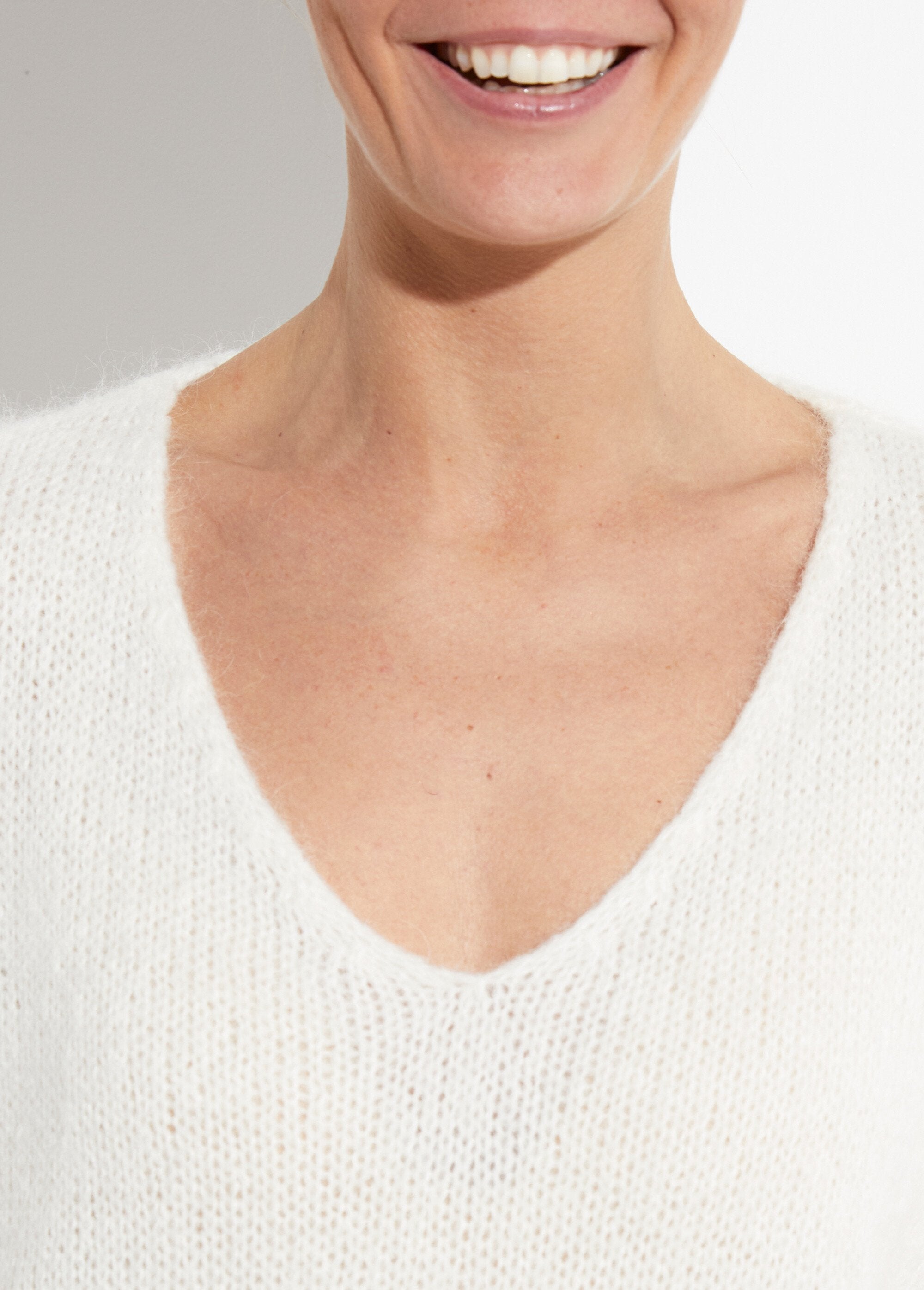 Warm_V-neck_knit_sweater_with_mohair_Ecru_DE1_slim