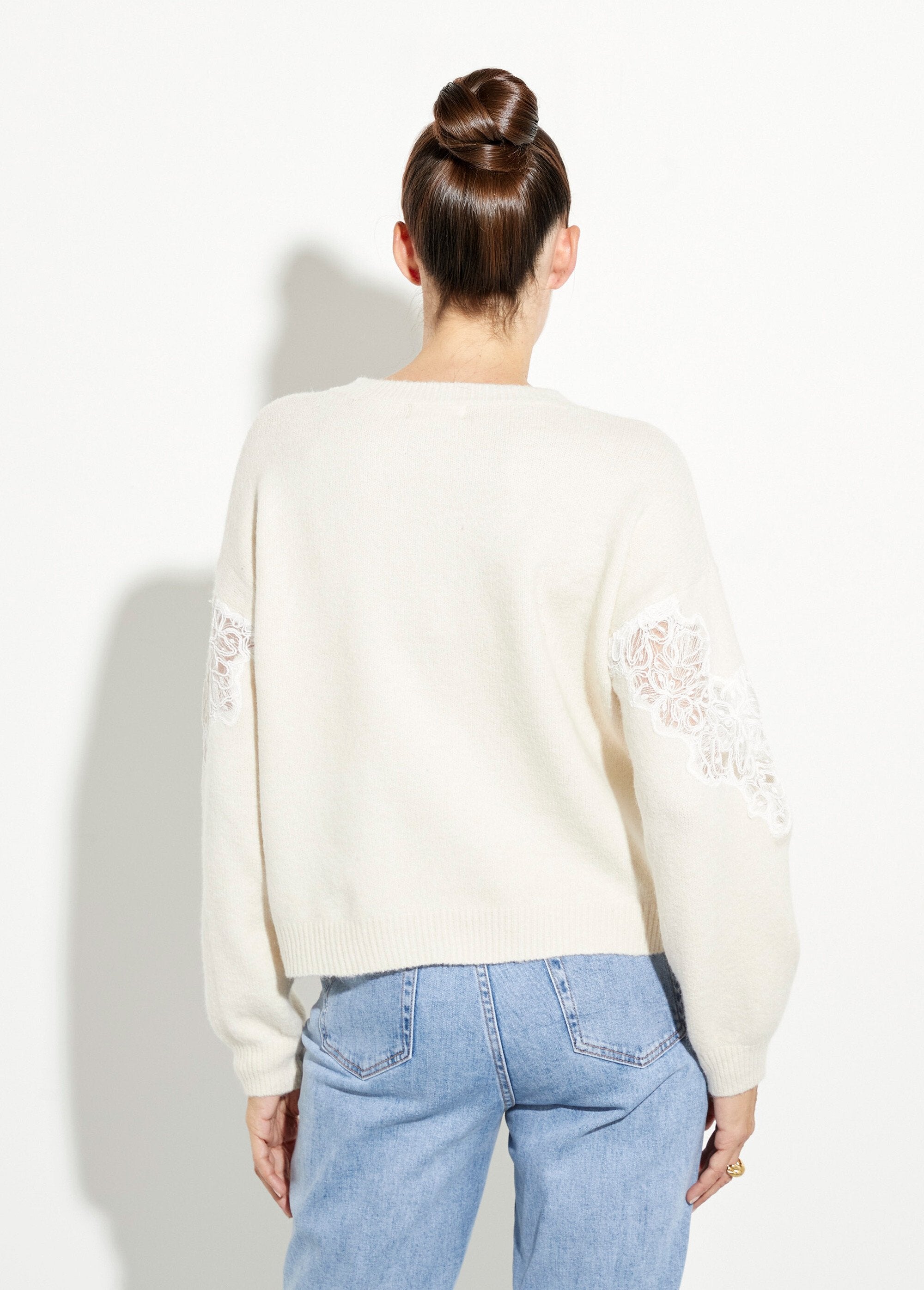 Warm_wool_sweater_with_lace_applications_Ecru_DO1_slim
