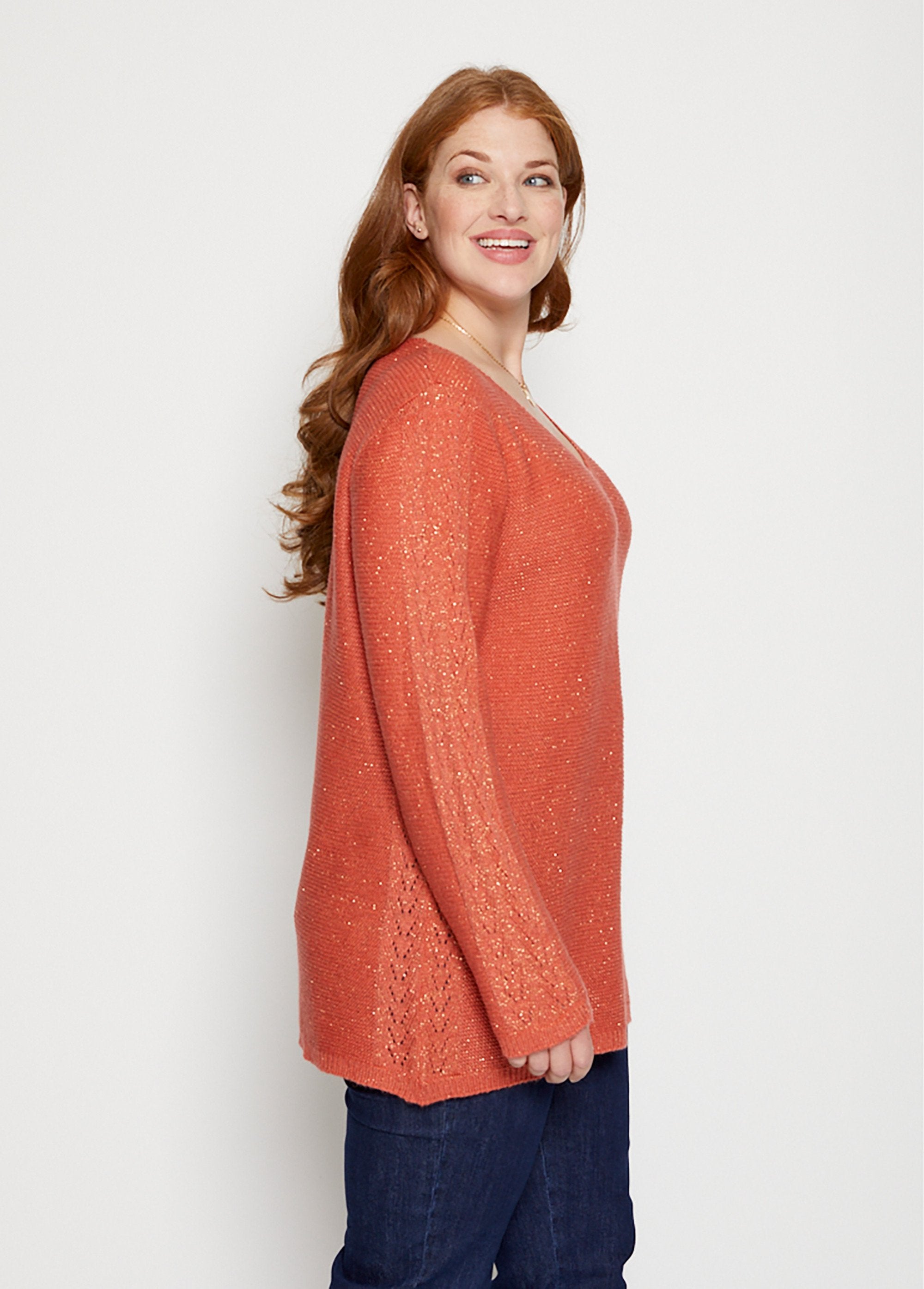 Rounded_V-neck_sweater_with_openwork_details_Tomette_DR1_curvy