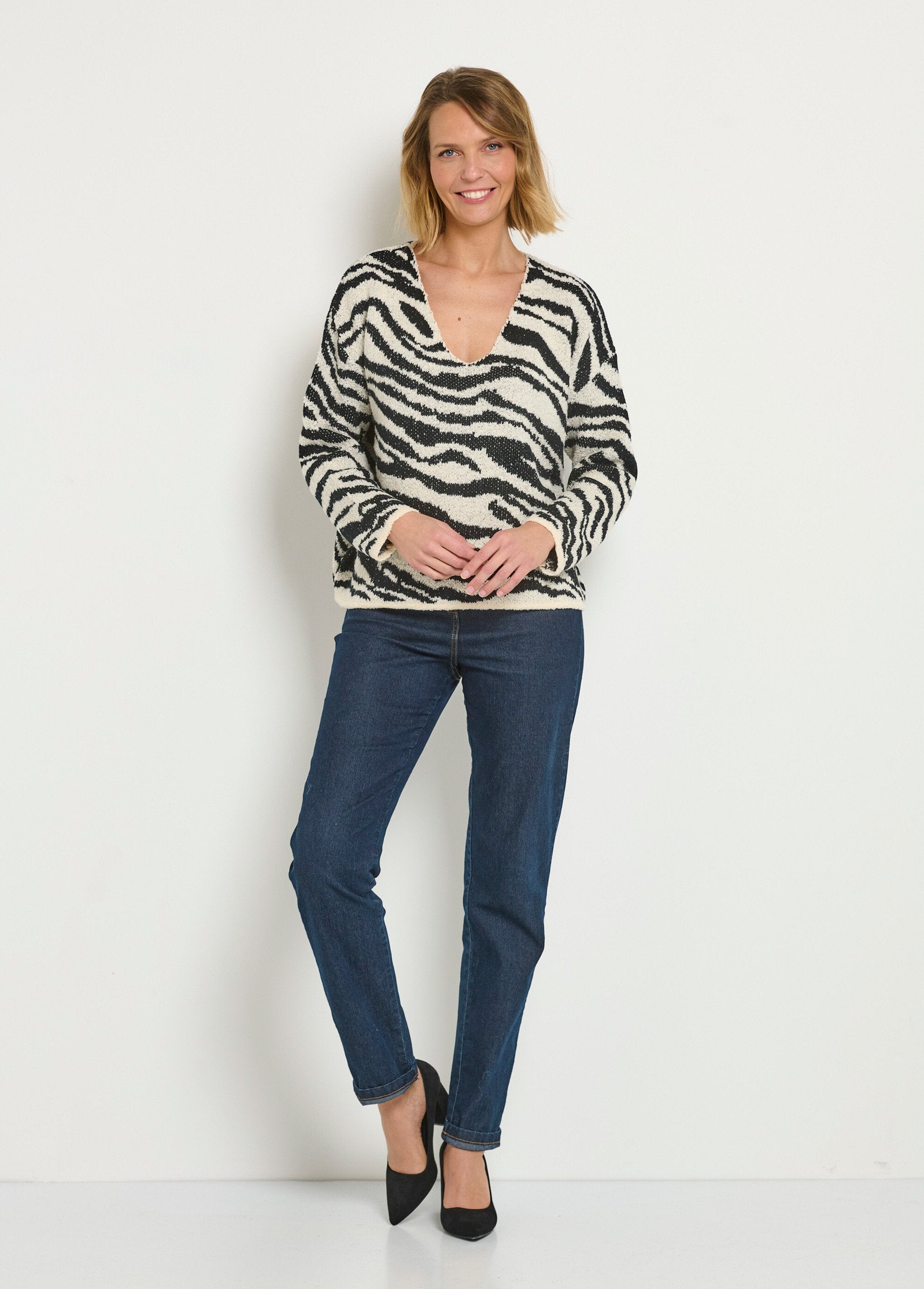 V-neck_sweater_with_fluffy_zebra_pattern_Black_and_white_SF1_slim