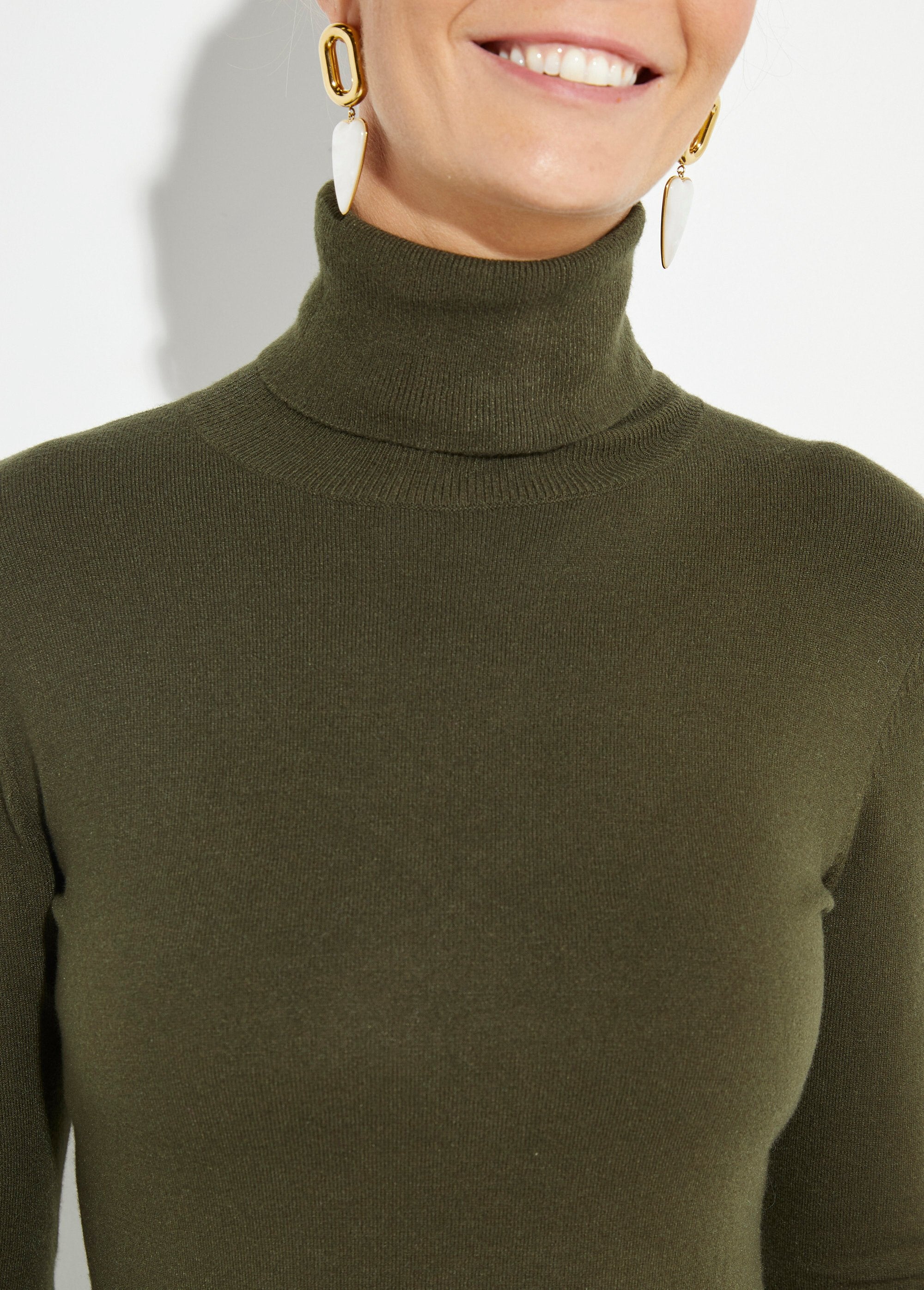 Thin_knit_sweater_with_a_turtleneck_Khaki_DE1_slim