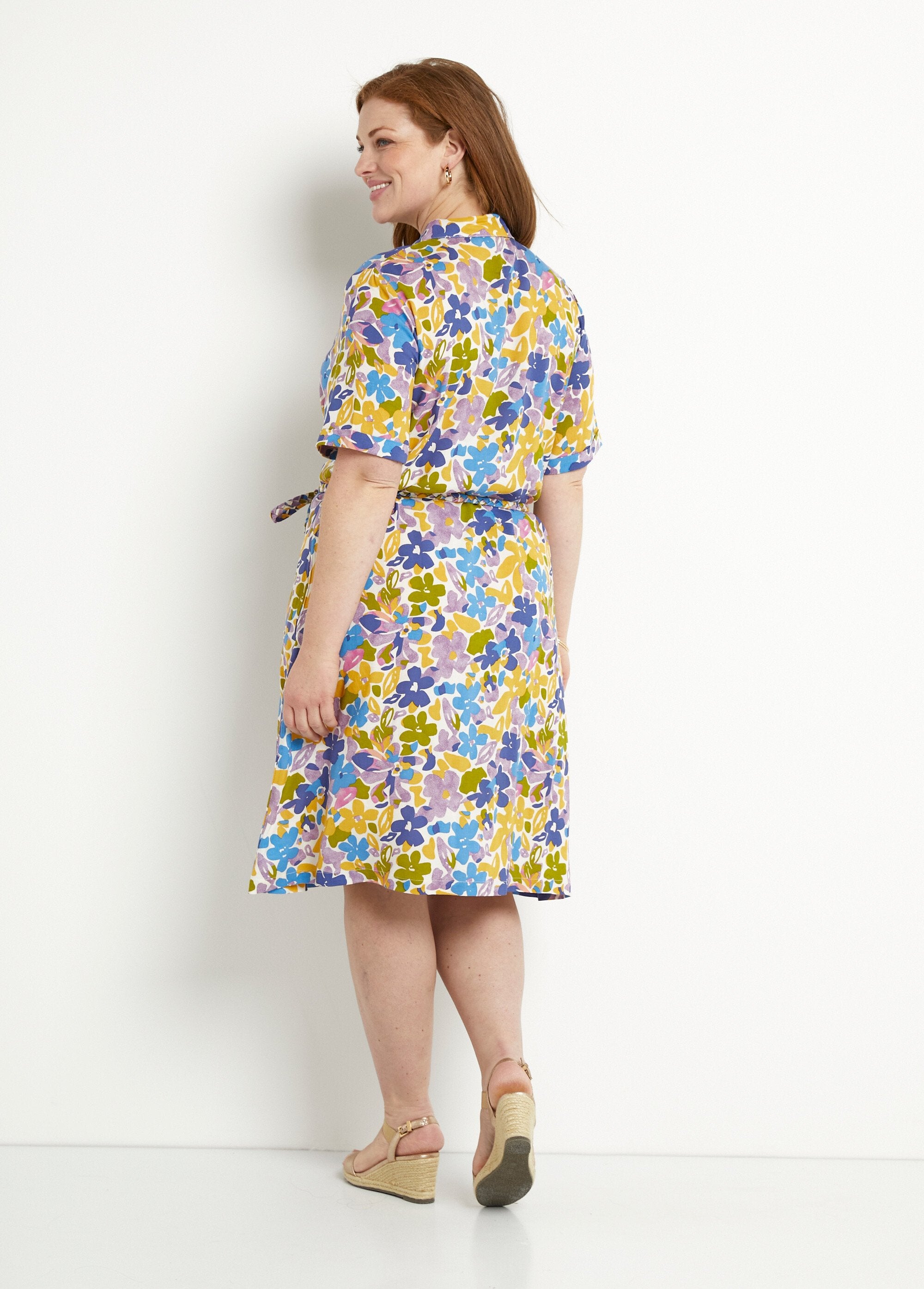 Short_straight_shirt_dress_with_floral_pattern_Multicolor_DO1_curvy