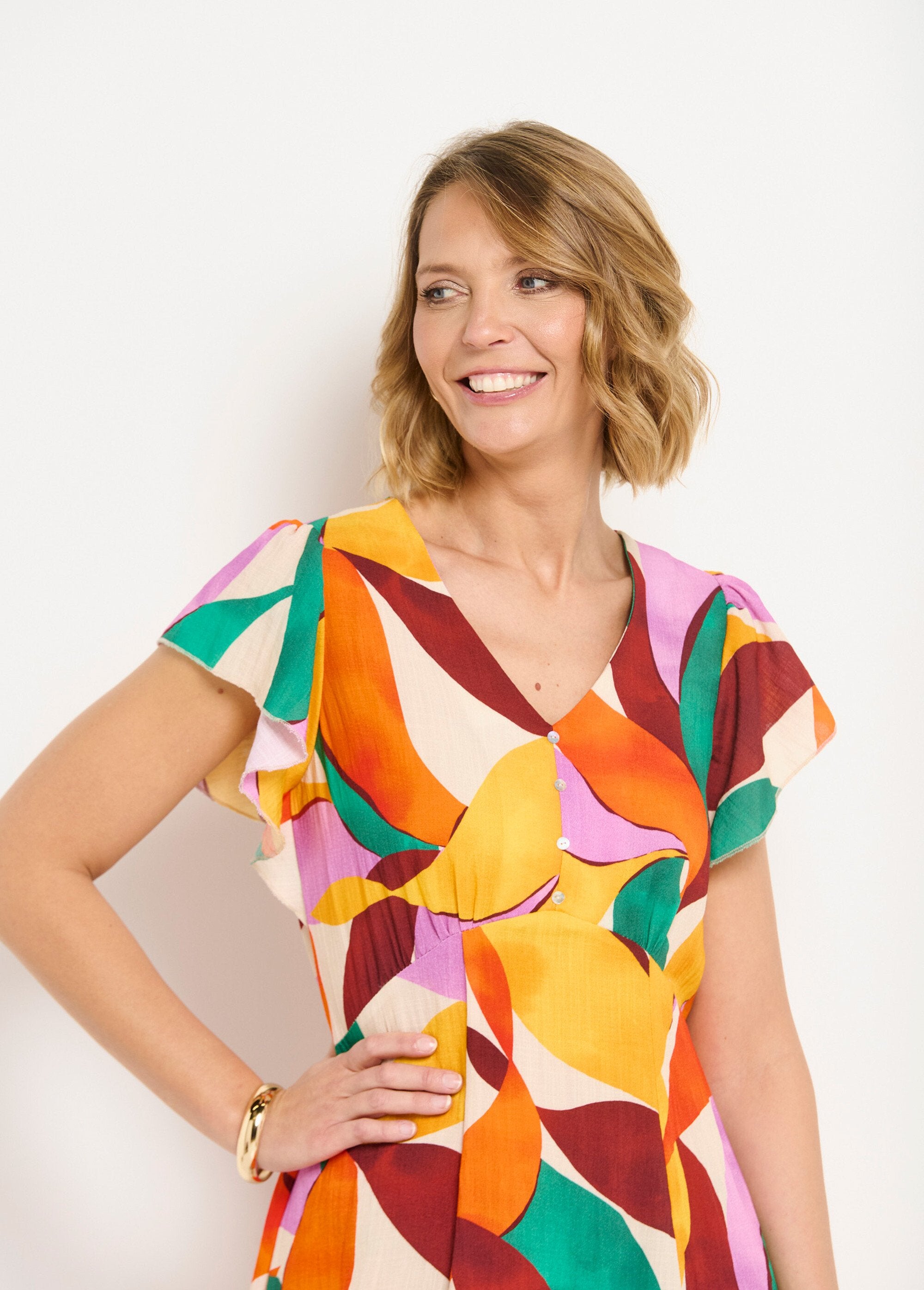 Short_V-neck_dress_with_floral_print_linen_look_Orange_and_green_DE2_slim