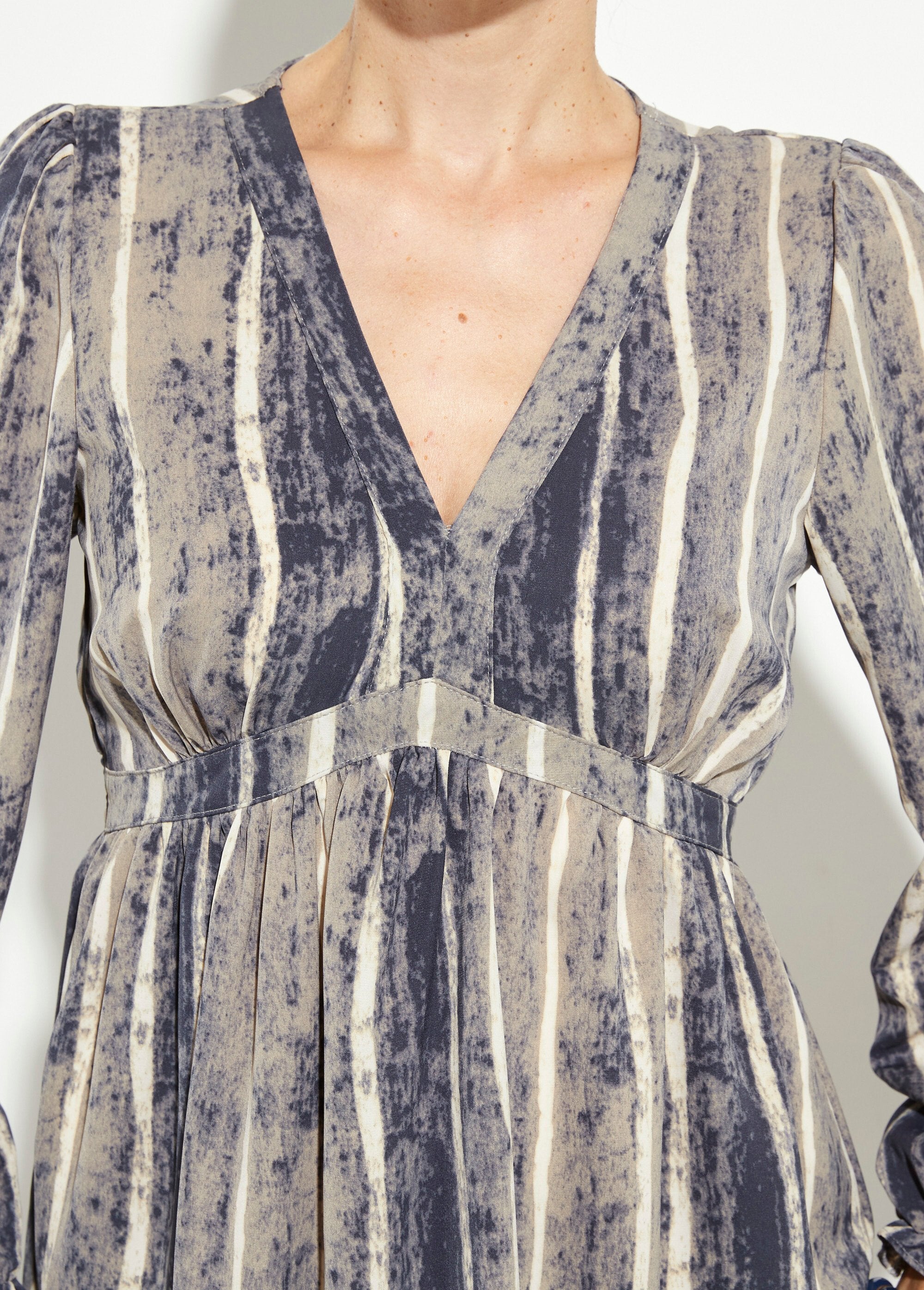 Short_pleated_high_waist_V-neck_dress_Gray_and_ecru_DE1_slim