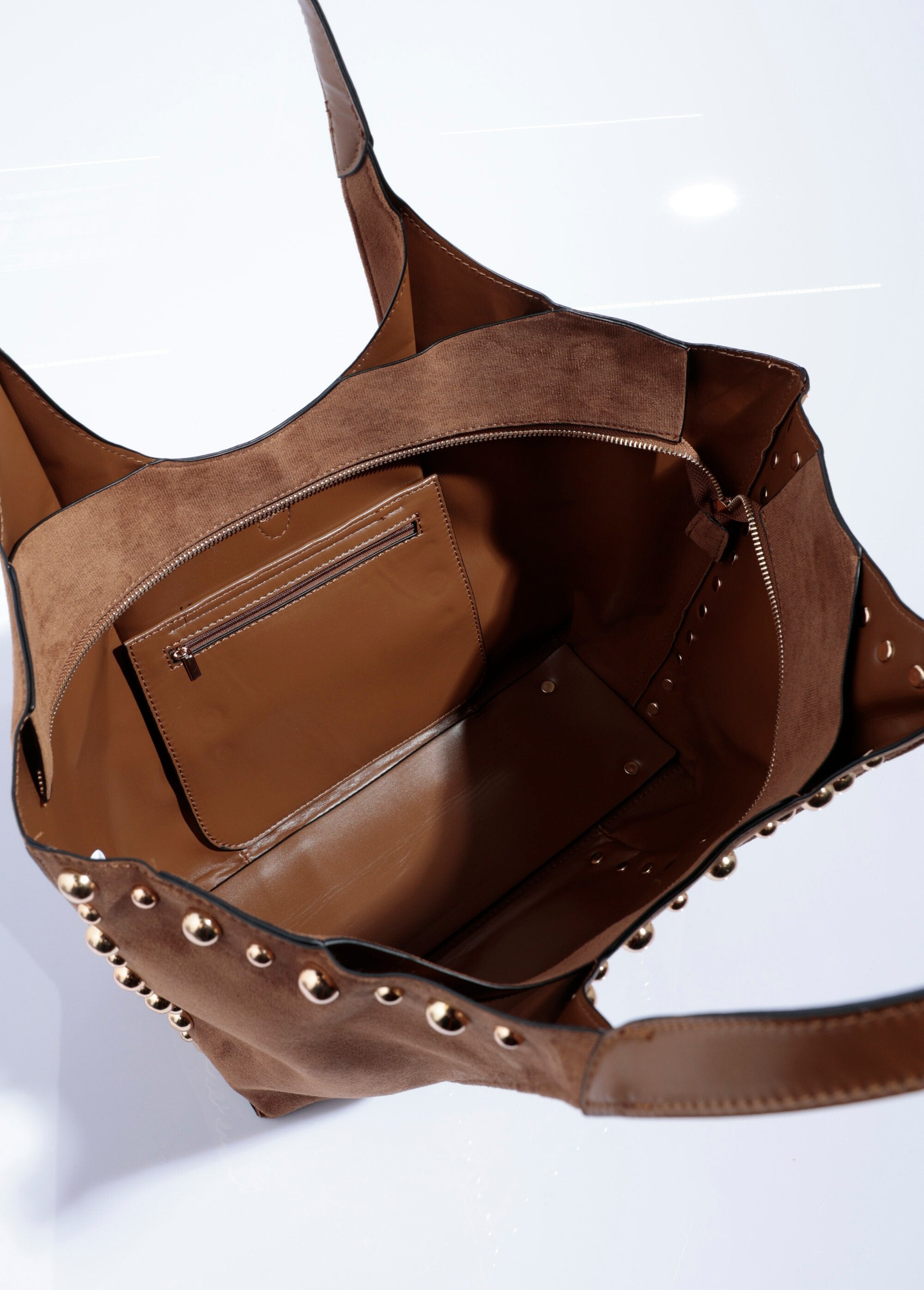 Suede_tote_bag_with_round_metal_studs_Hazelnut_DE1_slim