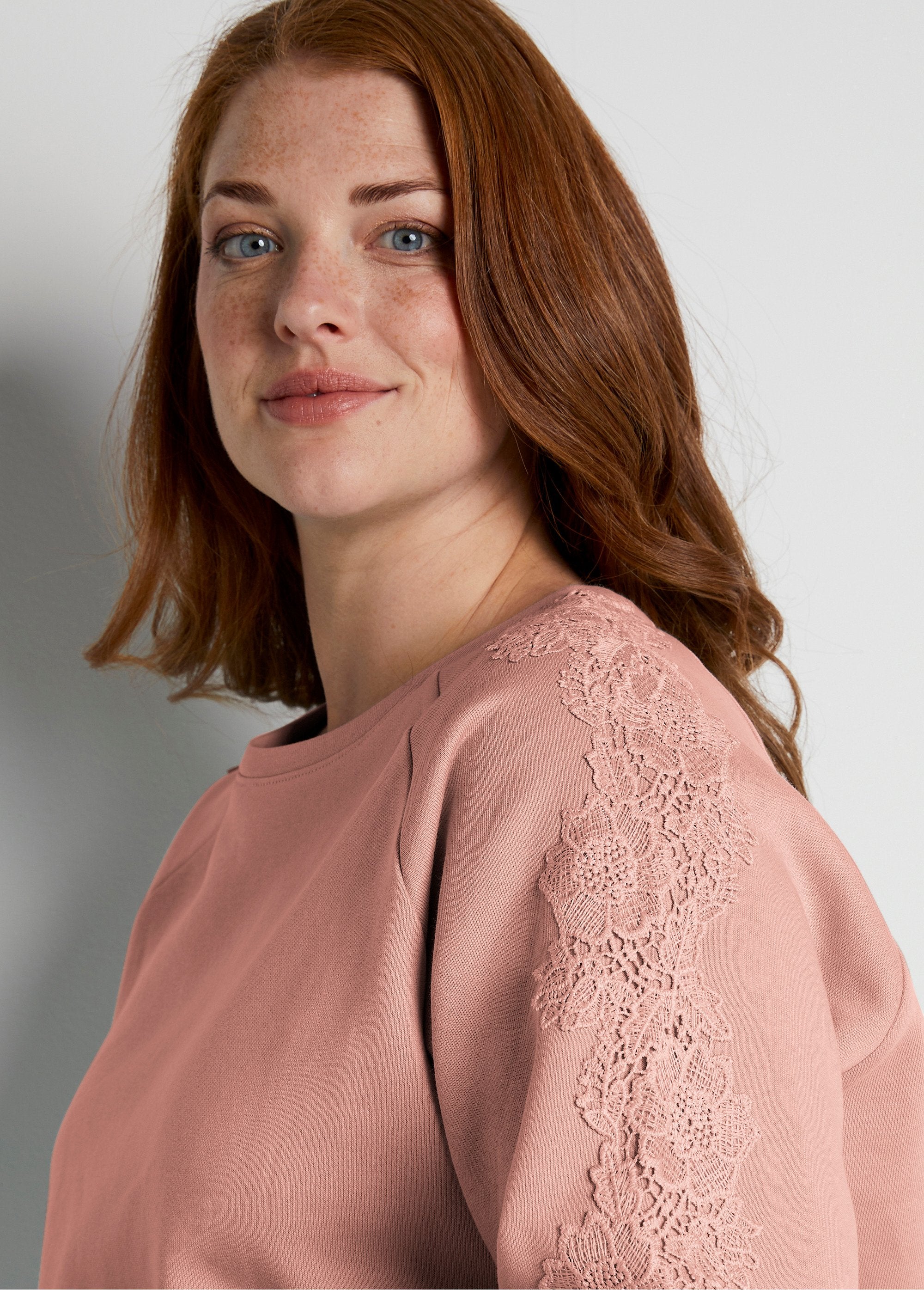 Round_neck_lace_jersey_sweatshirt_Pink_DE1_curvy