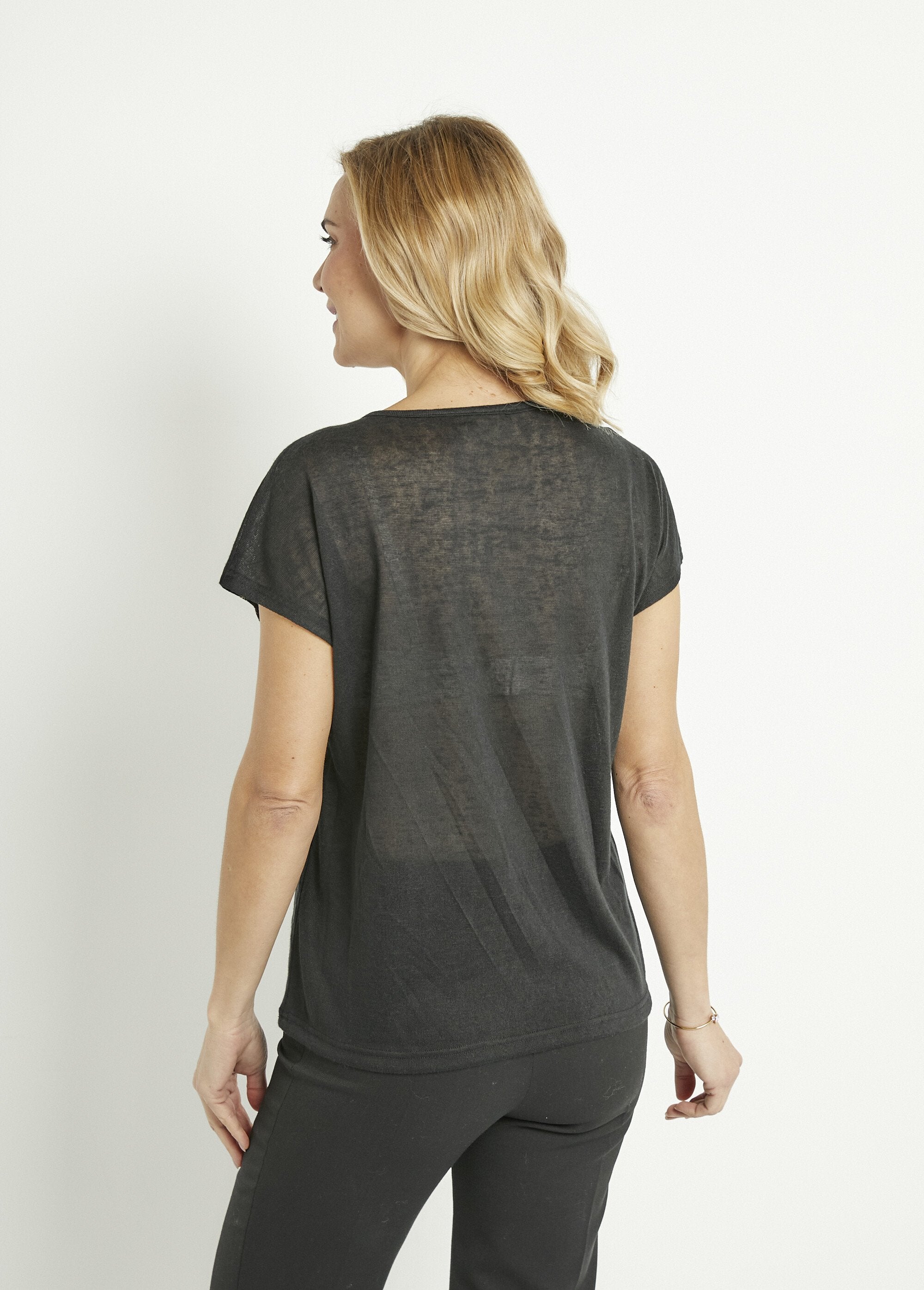 Round_neck_t-shirt_with_slub_knit_and_gold_pattern_Black_DO1_slim