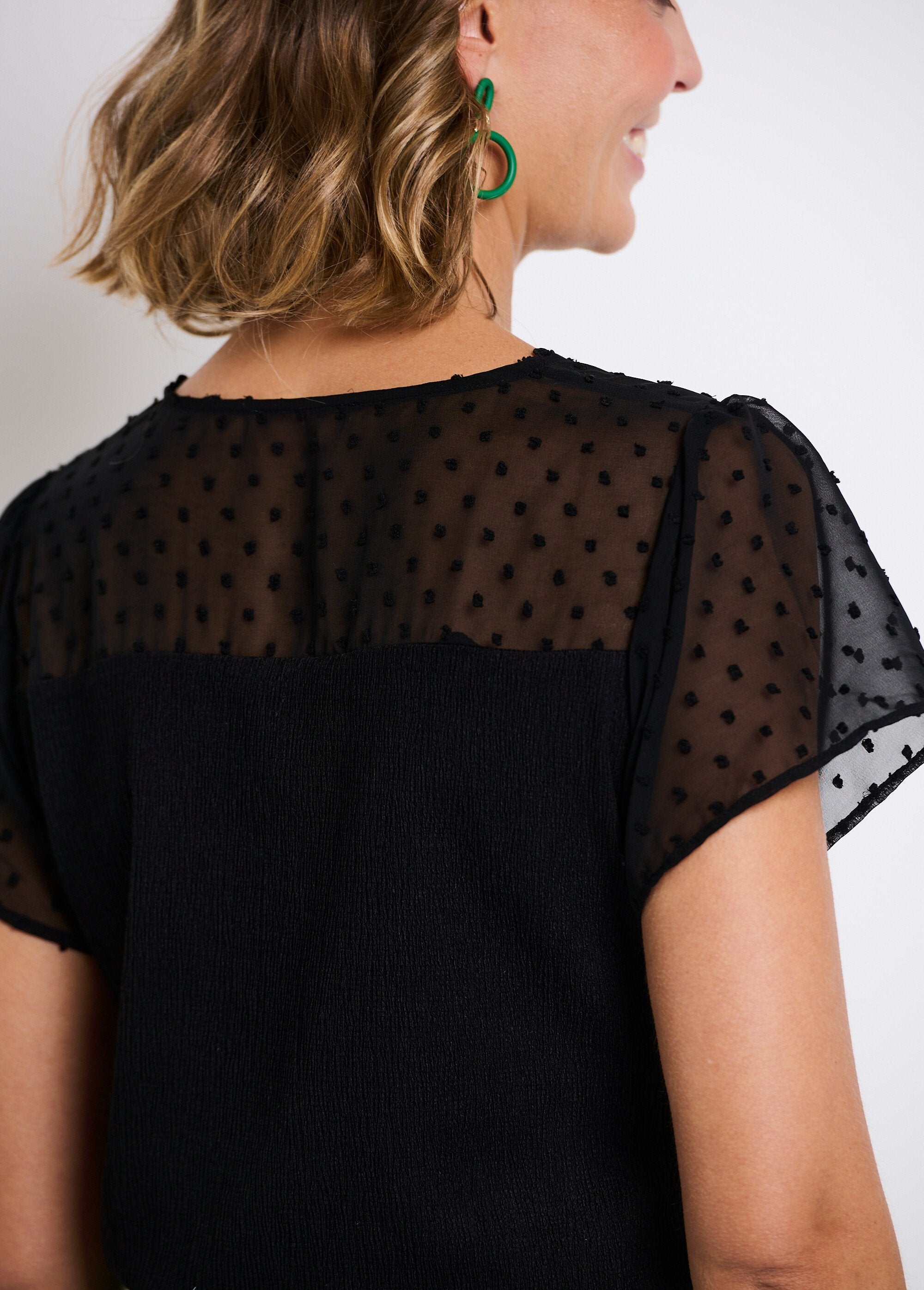Short-sleeved_V-neck_polka_dot_t-shirt_Black_DE2_slim