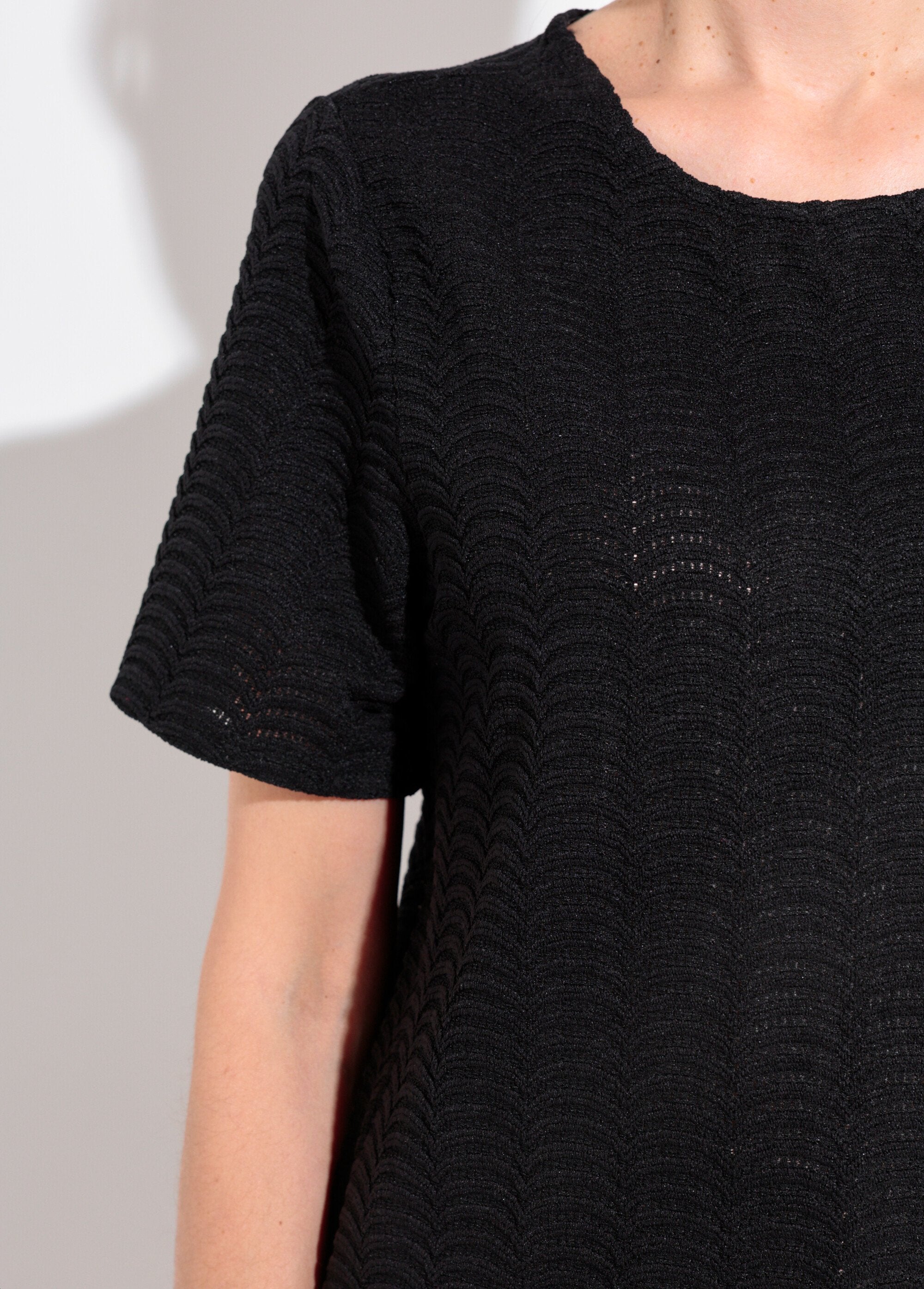 Scale_pattern_embossed_mesh_T-shirt_Black_DE2_slim