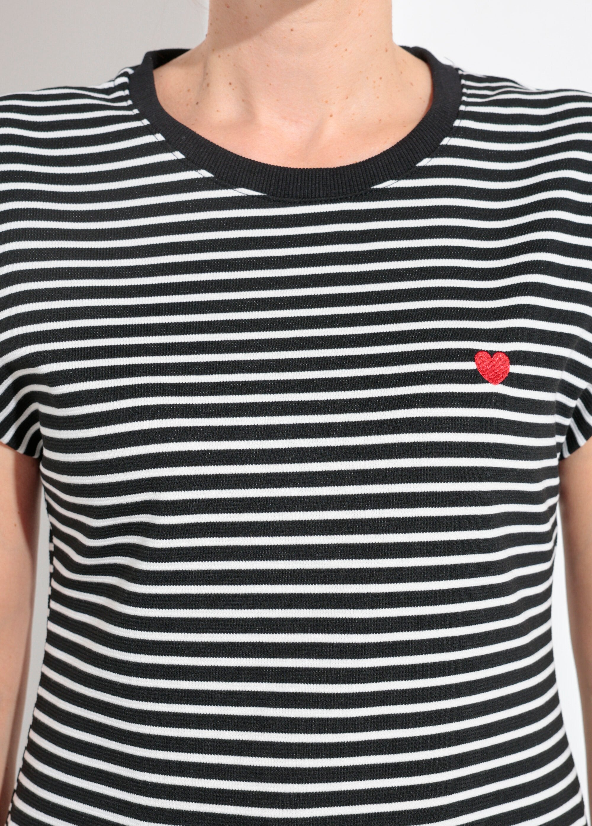 Striped_embossed_t-shirt_with_kimono_sleeves_Black_and_white_stripe_DE1_slim