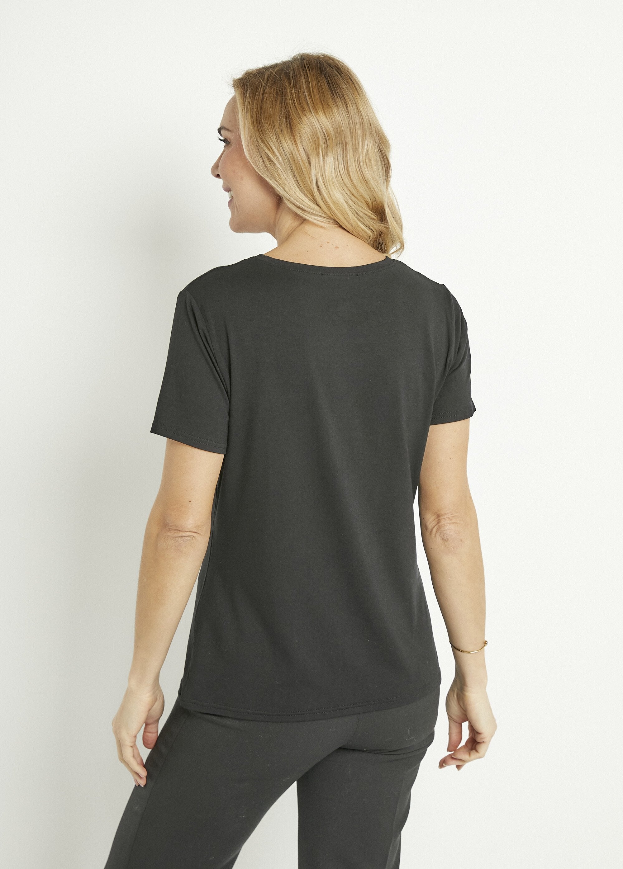 Plain_rhinestone_round_neck_short_sleeve_t-shirt_Black_DO1_slim