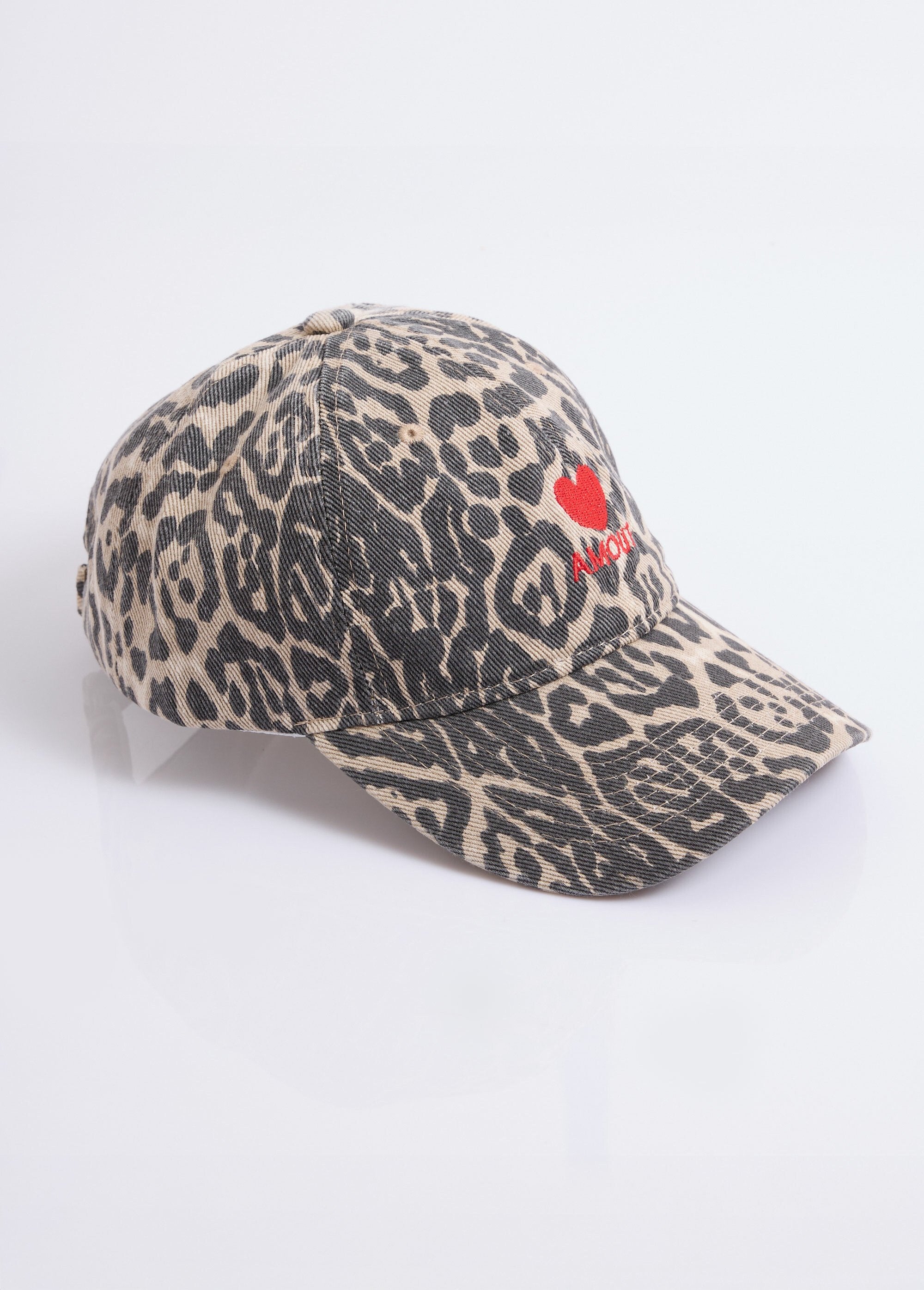 Leopard_print_denim_cap_with_embroidered_heart_Red_Panther_FA1_slim