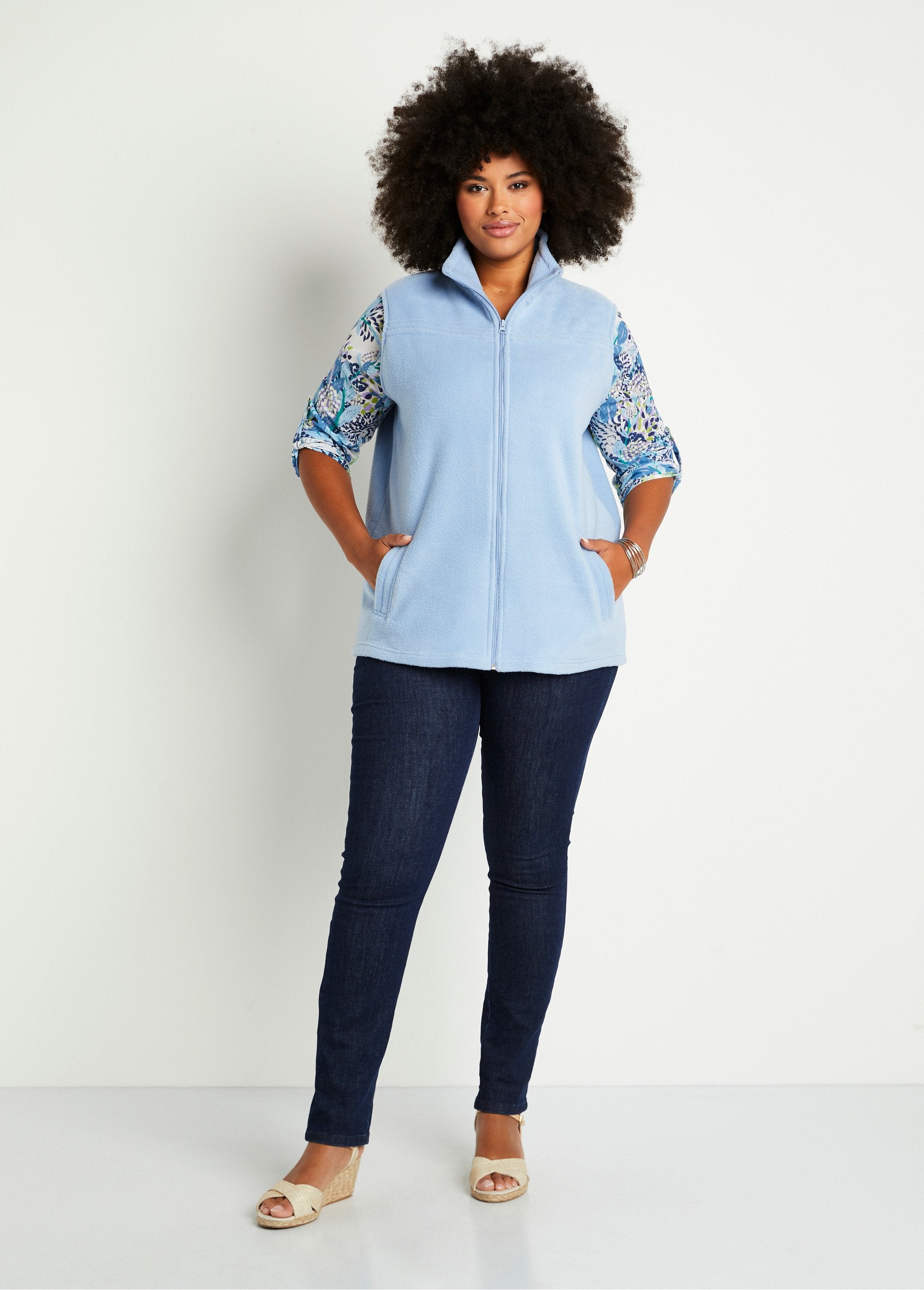 Zipped_sleeveless_fleece_jacket_Sky_blue_SF1_curvy