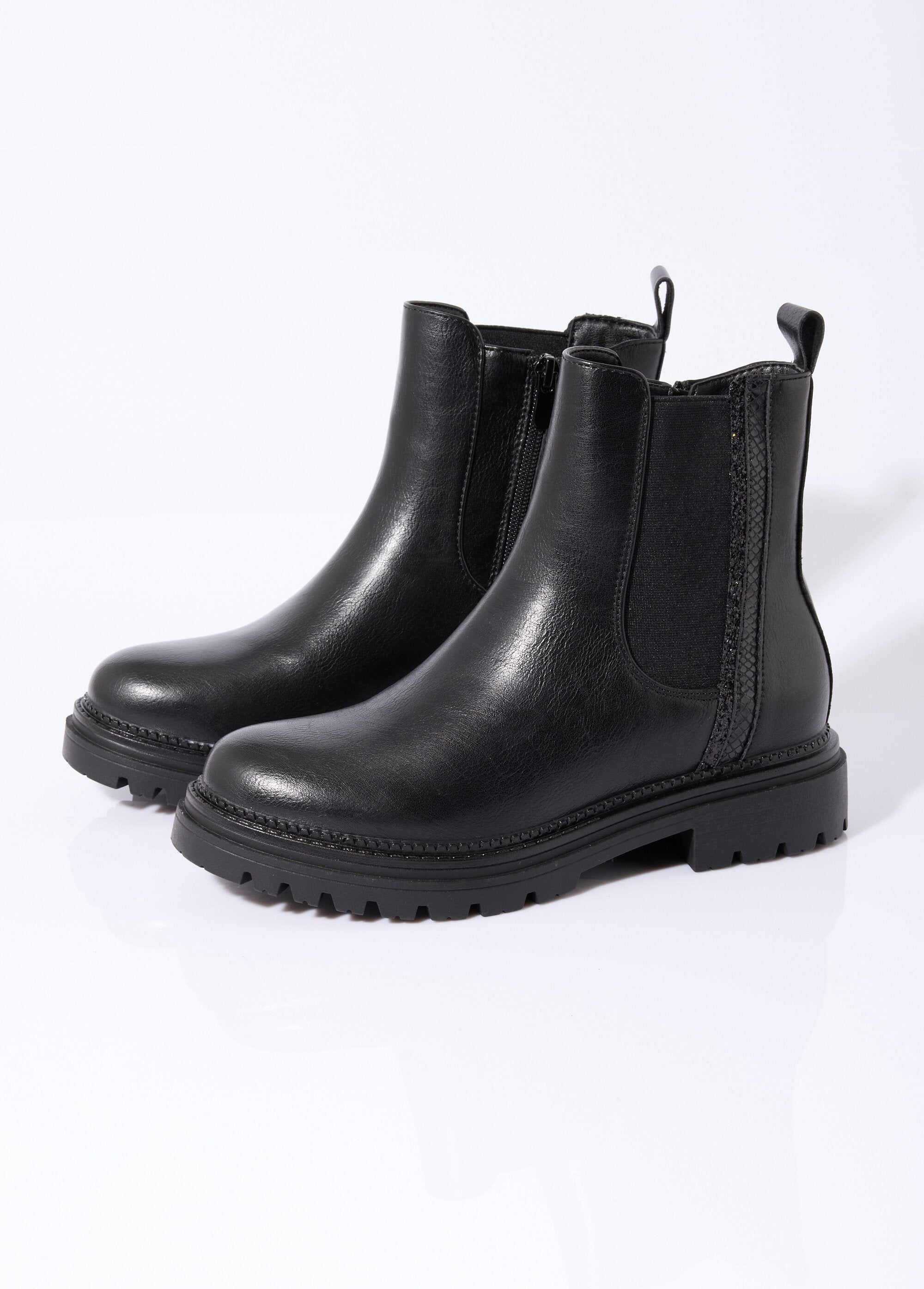 Notched_Chelsea_boots_with_material_details_Black_DE1_slim