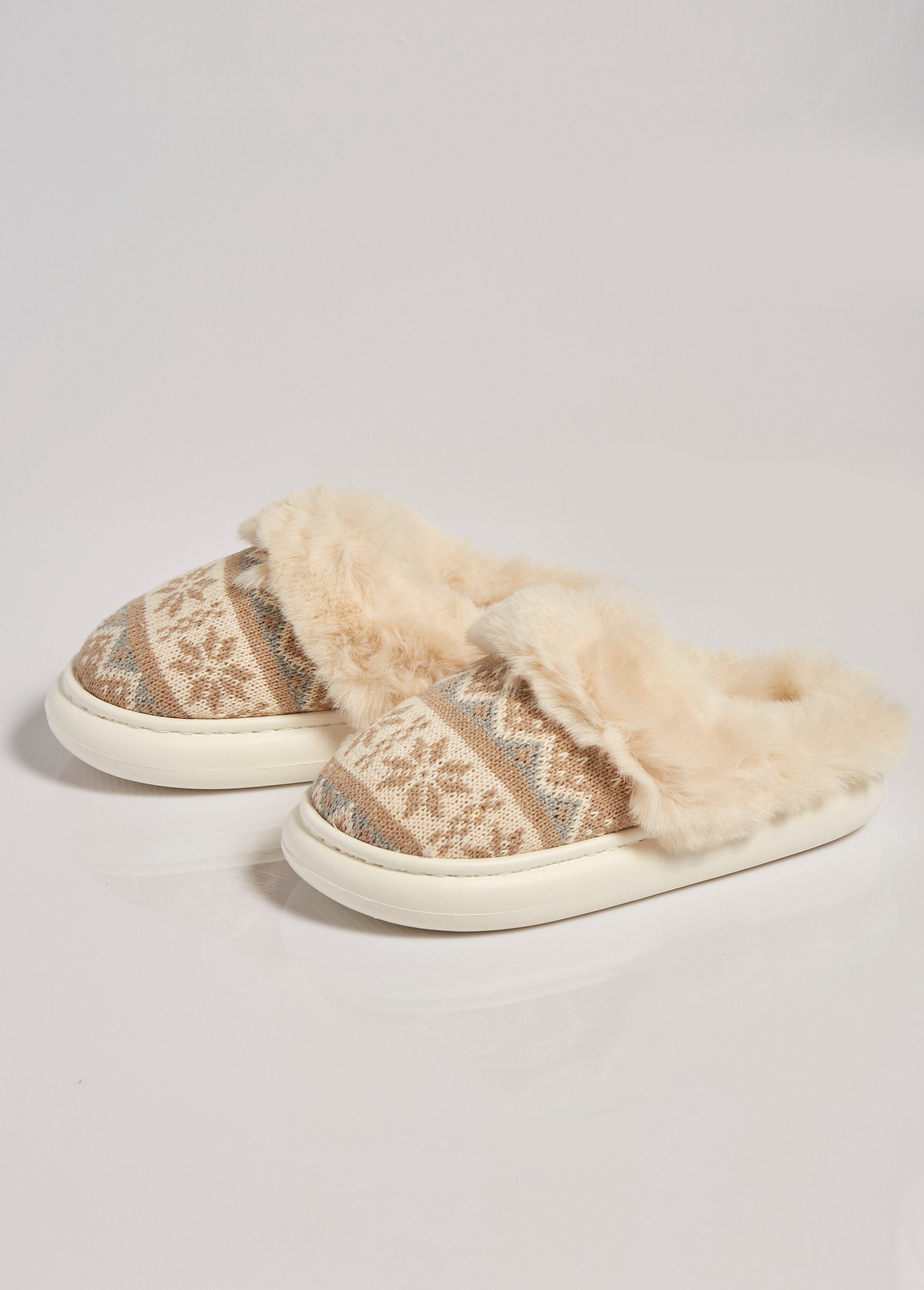 Christmas-themed_fur_and_jacquard_slippers_Beige_DE1_slim