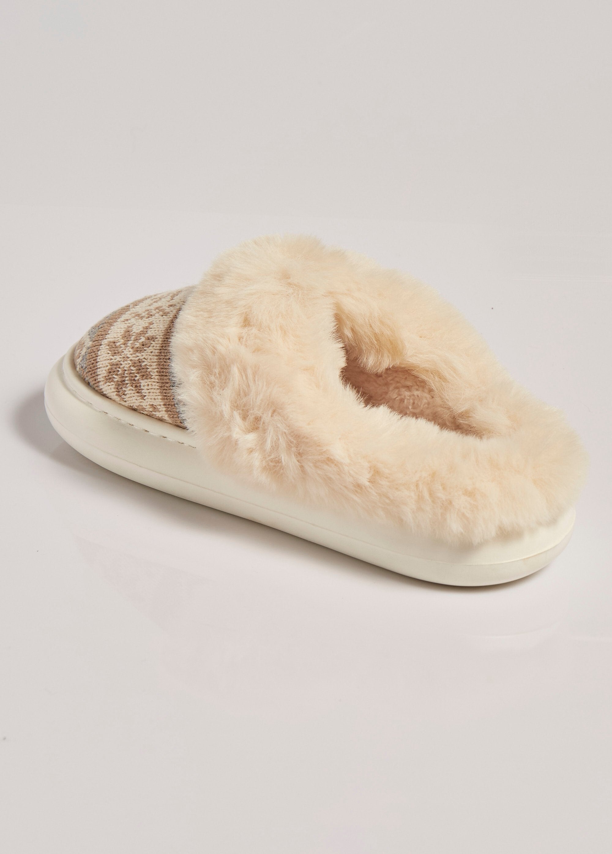 Christmas-themed_fur_and_jacquard_slippers_Beige_DO1_slim