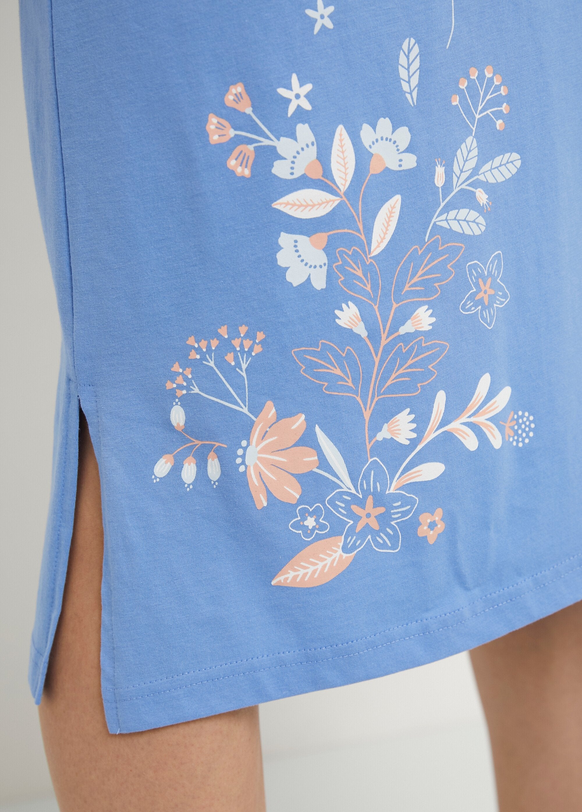 Mid-length_nightdress_in_plain_cotton_with_floral_motif_Blue_and_pink_print_DE2_slim