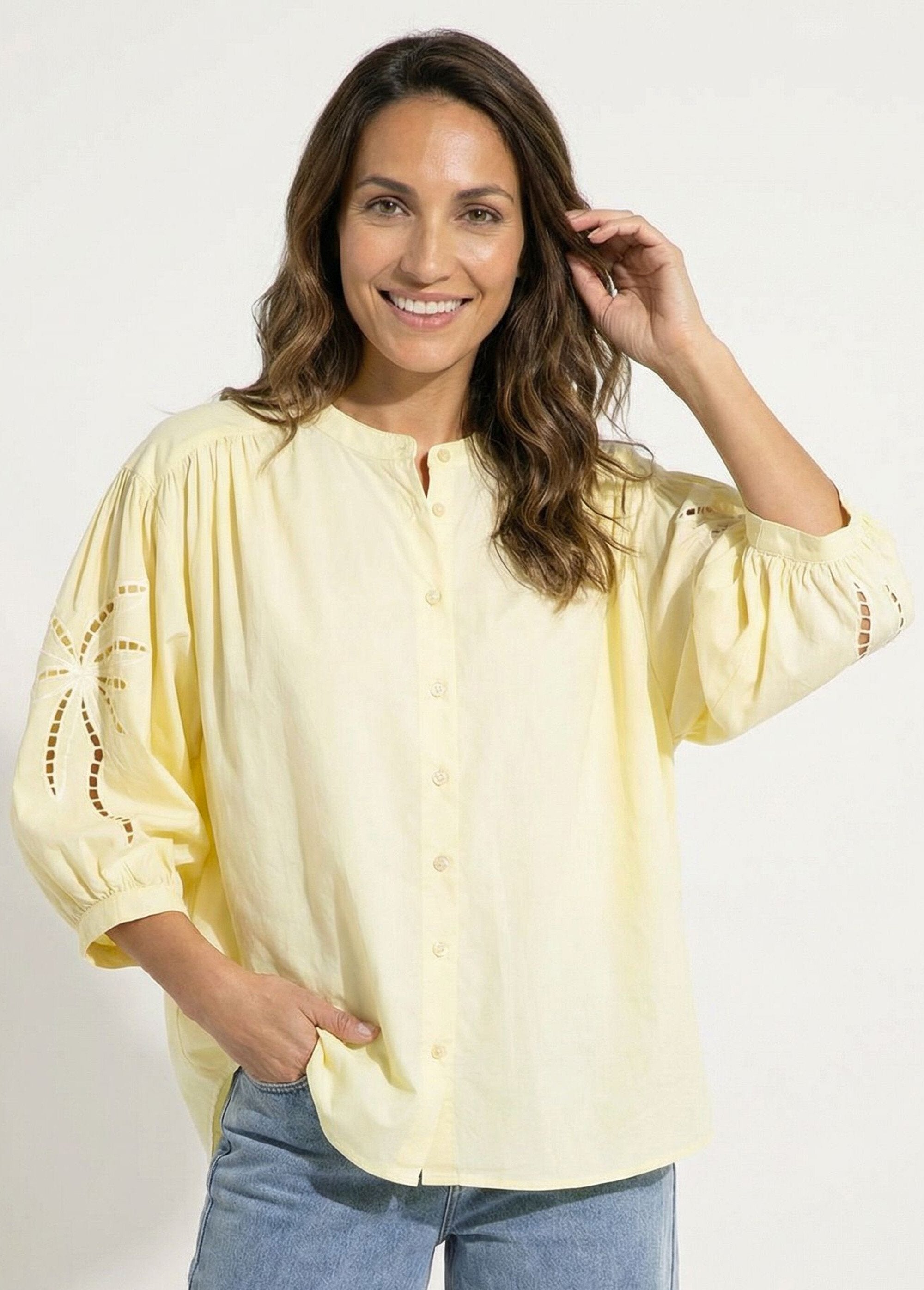 Loose-fitting_blouse_with_embroidered_palm_tree_sleeves_Yellow_and_white_FA1_slim