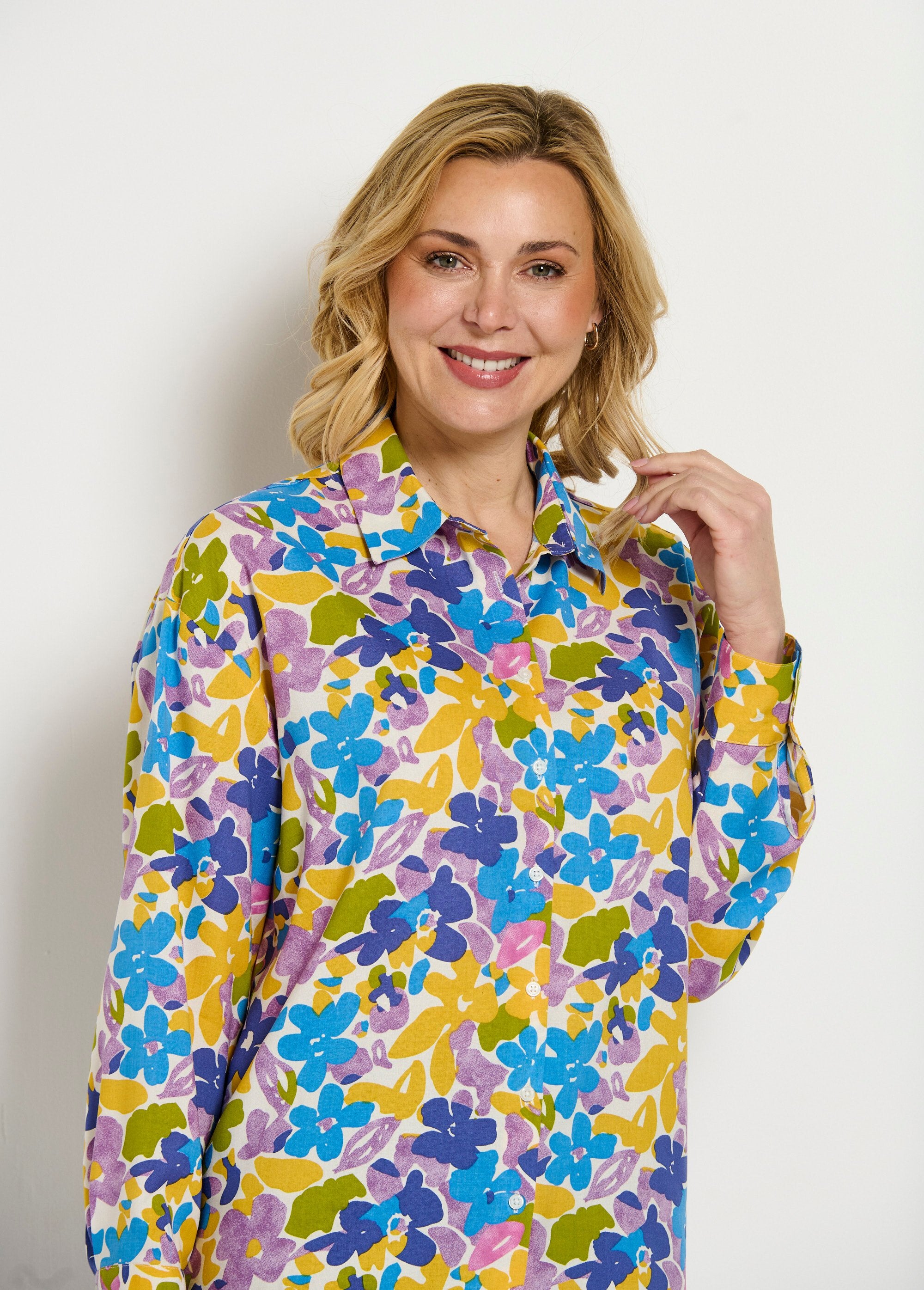 Long,_flowing_floral_print_button-up_blouse_Multicolor_DE1_slim