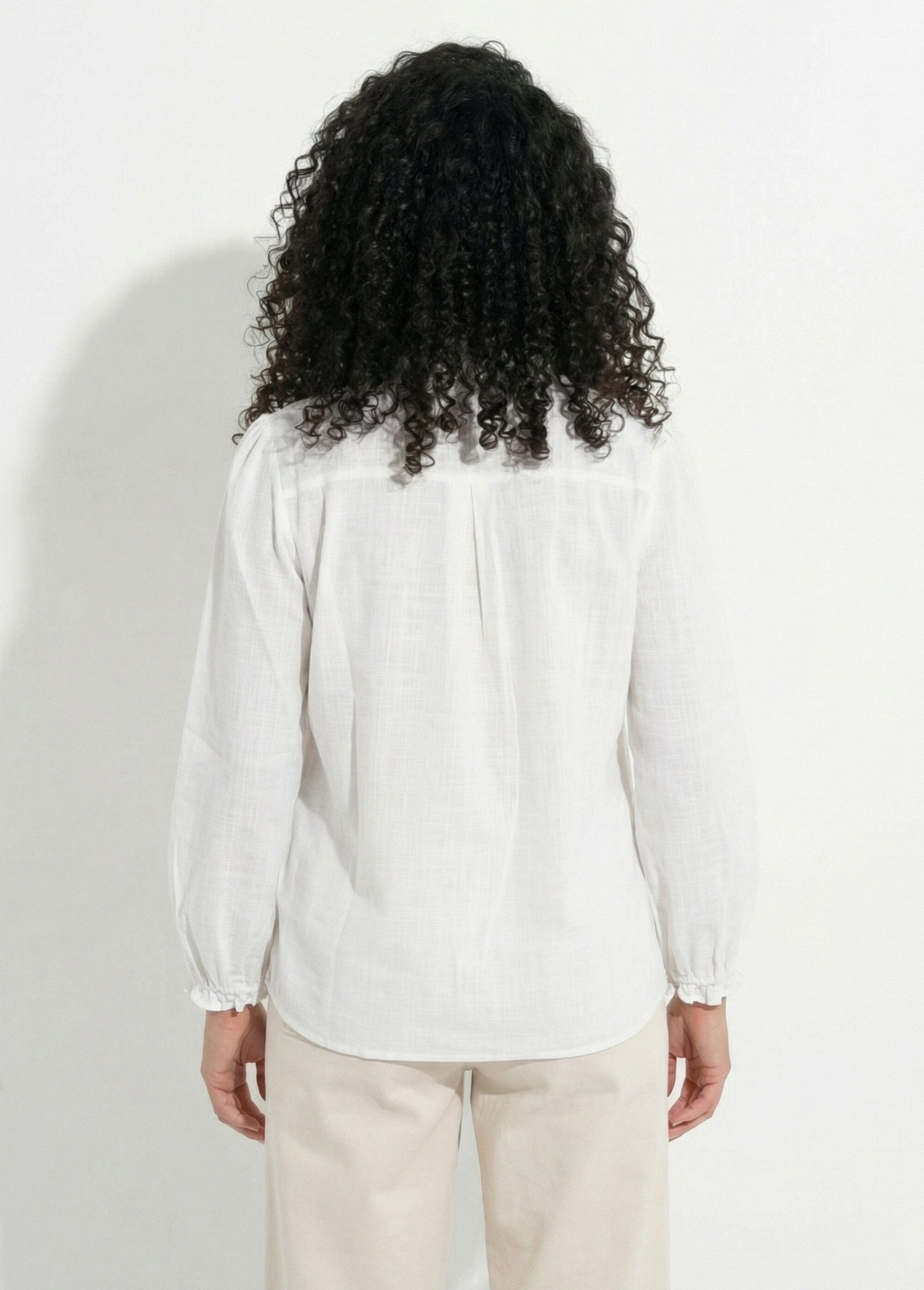 Chemisier_brodé_boutonné_col_volanté_Blanc_et_marine_DO1_slim