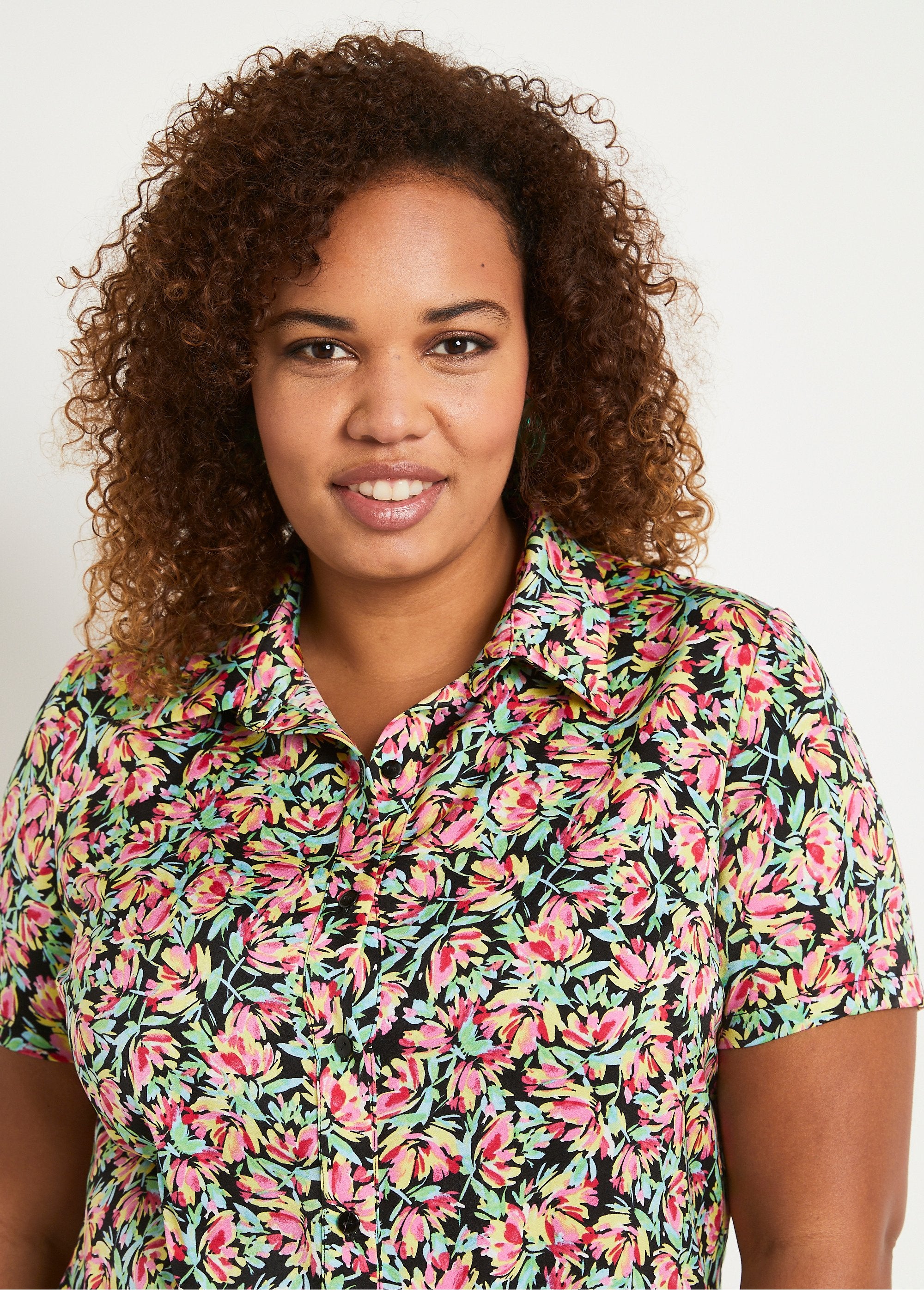 Short-sleeved_floral_satin_blouse_Green_and_pink_DE2_curvy