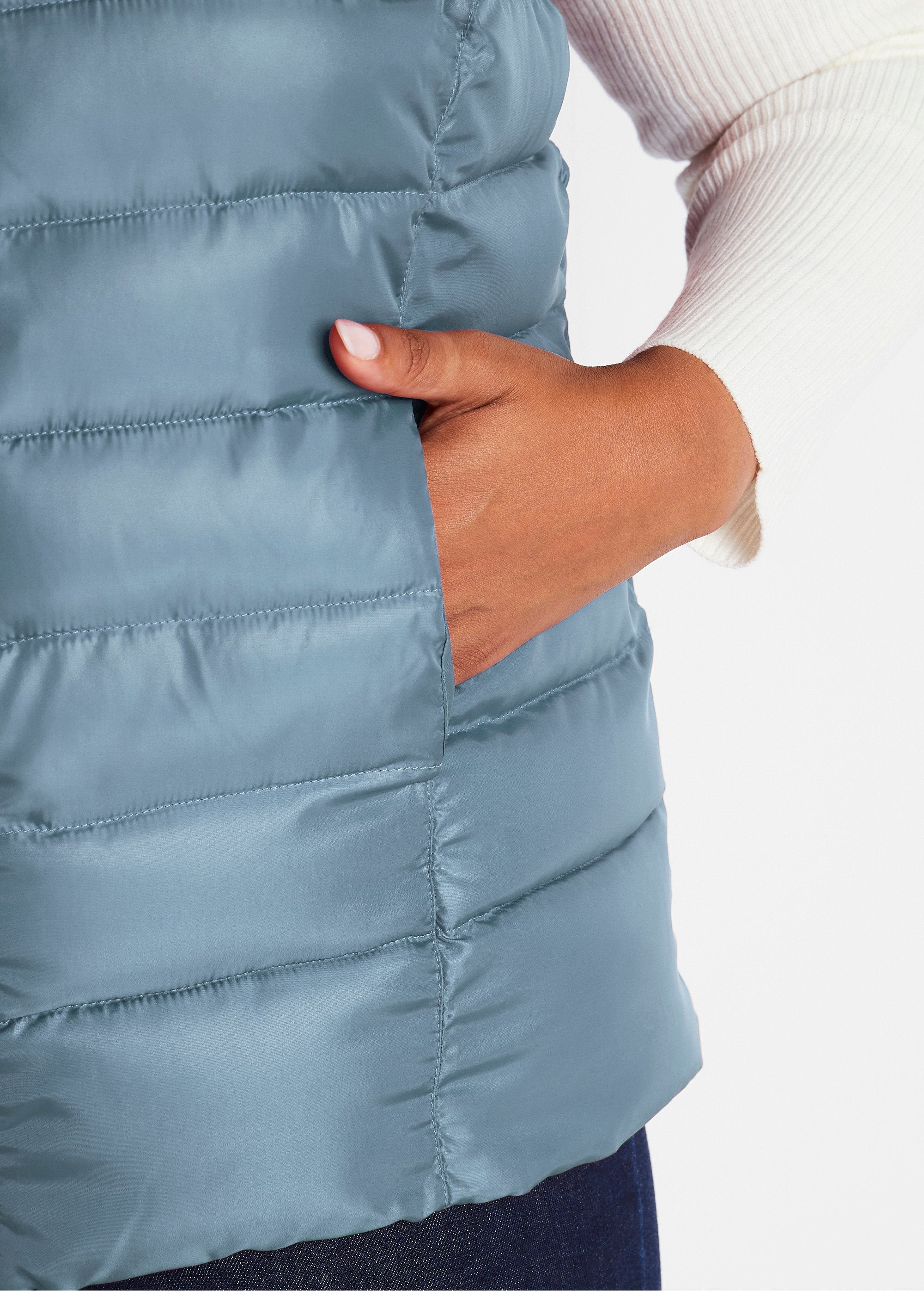 Short_sleeveless_zipped_down_jacket_Ice_blue_DE1_curvy