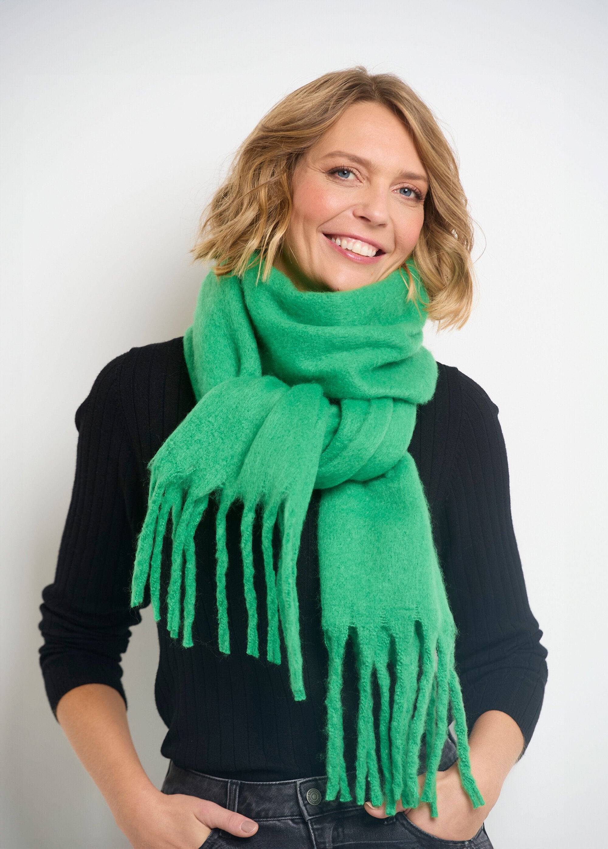 Thick_warm_plain_fluffy_scarf_Green_meadow_DE1_slim