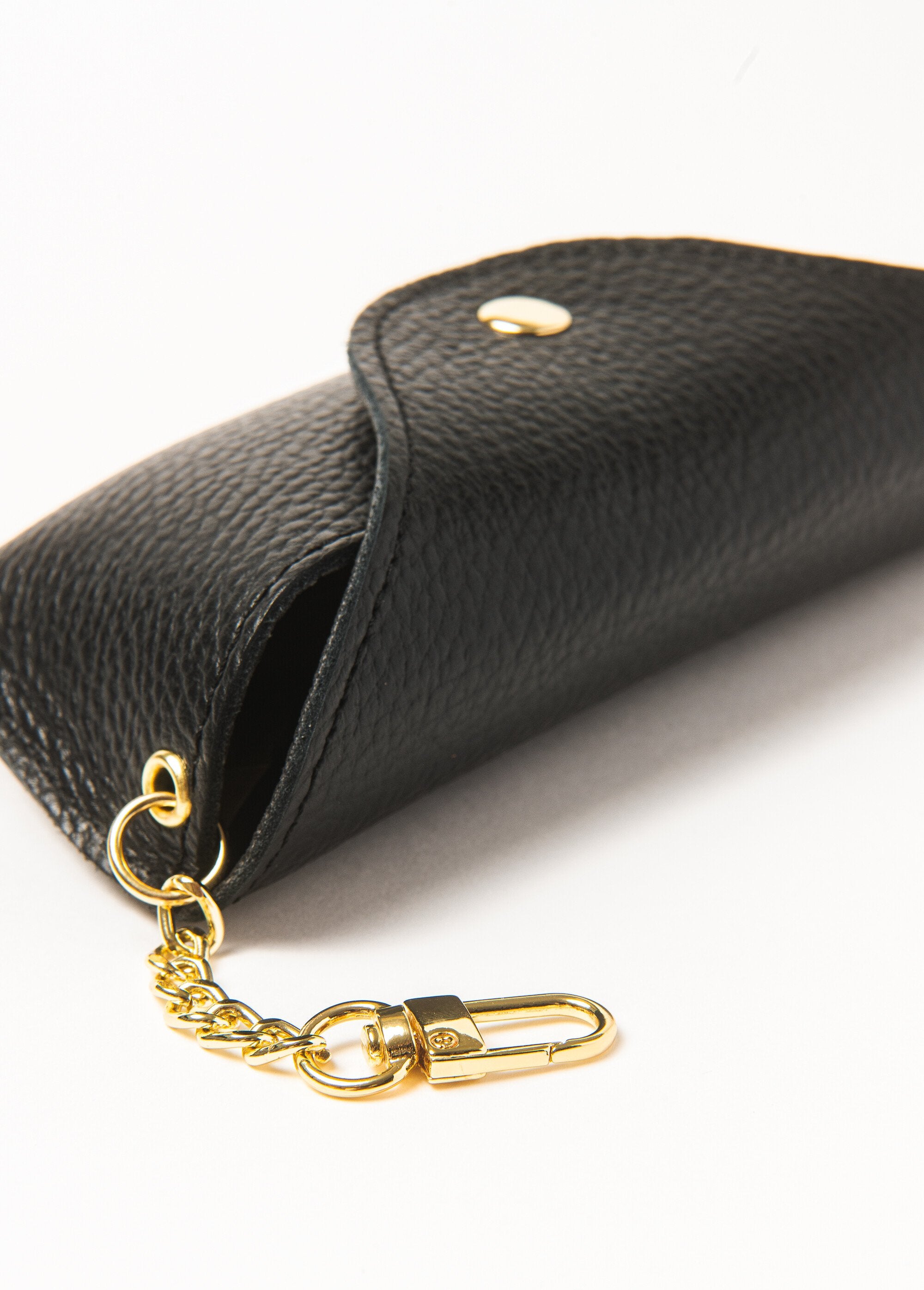 Colored_glasses_case_with_chain_Noir_DE2_slim