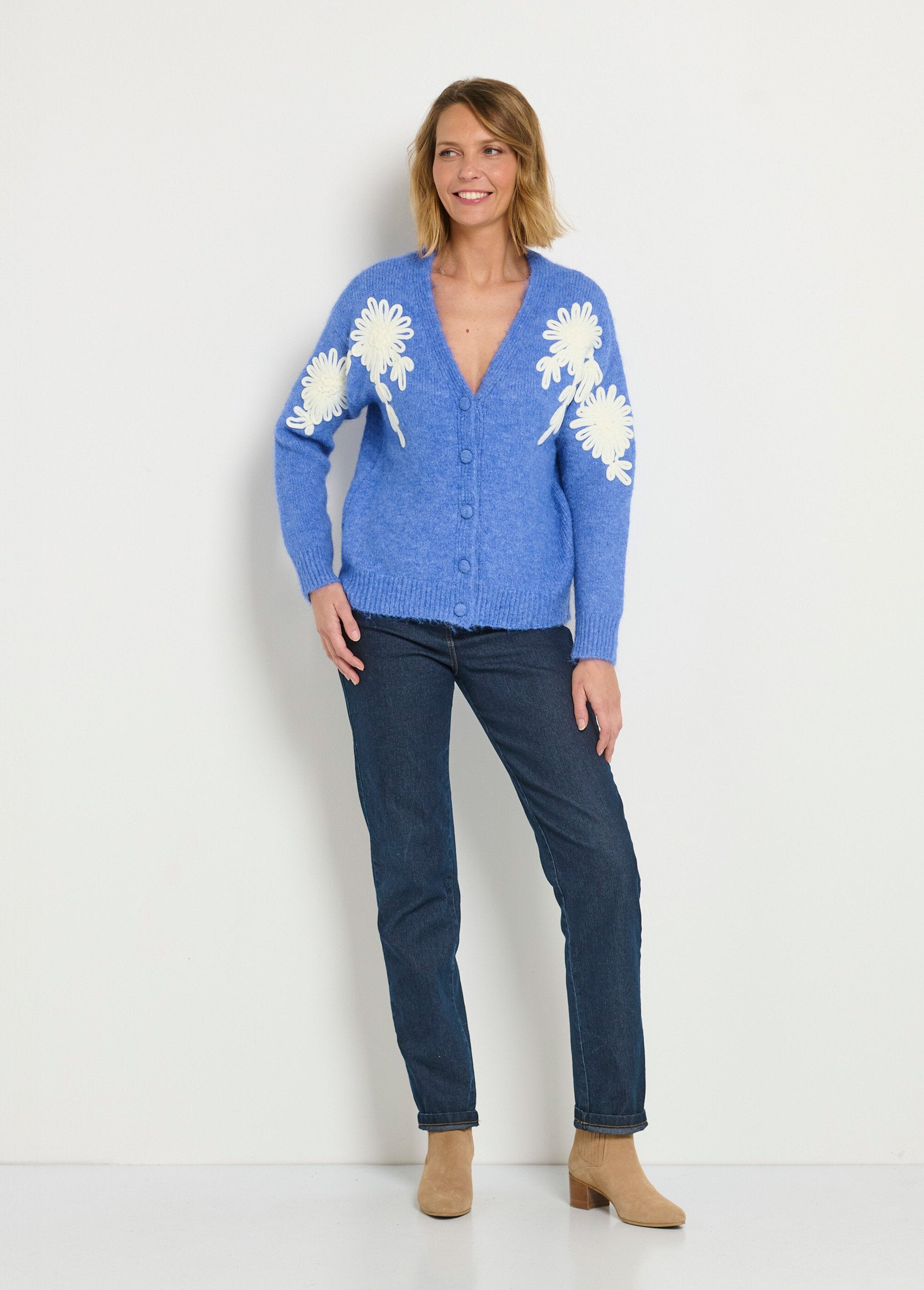 Gilet_chaud_col_V_applications_fleurs_Bleu_vif_SF1_slim