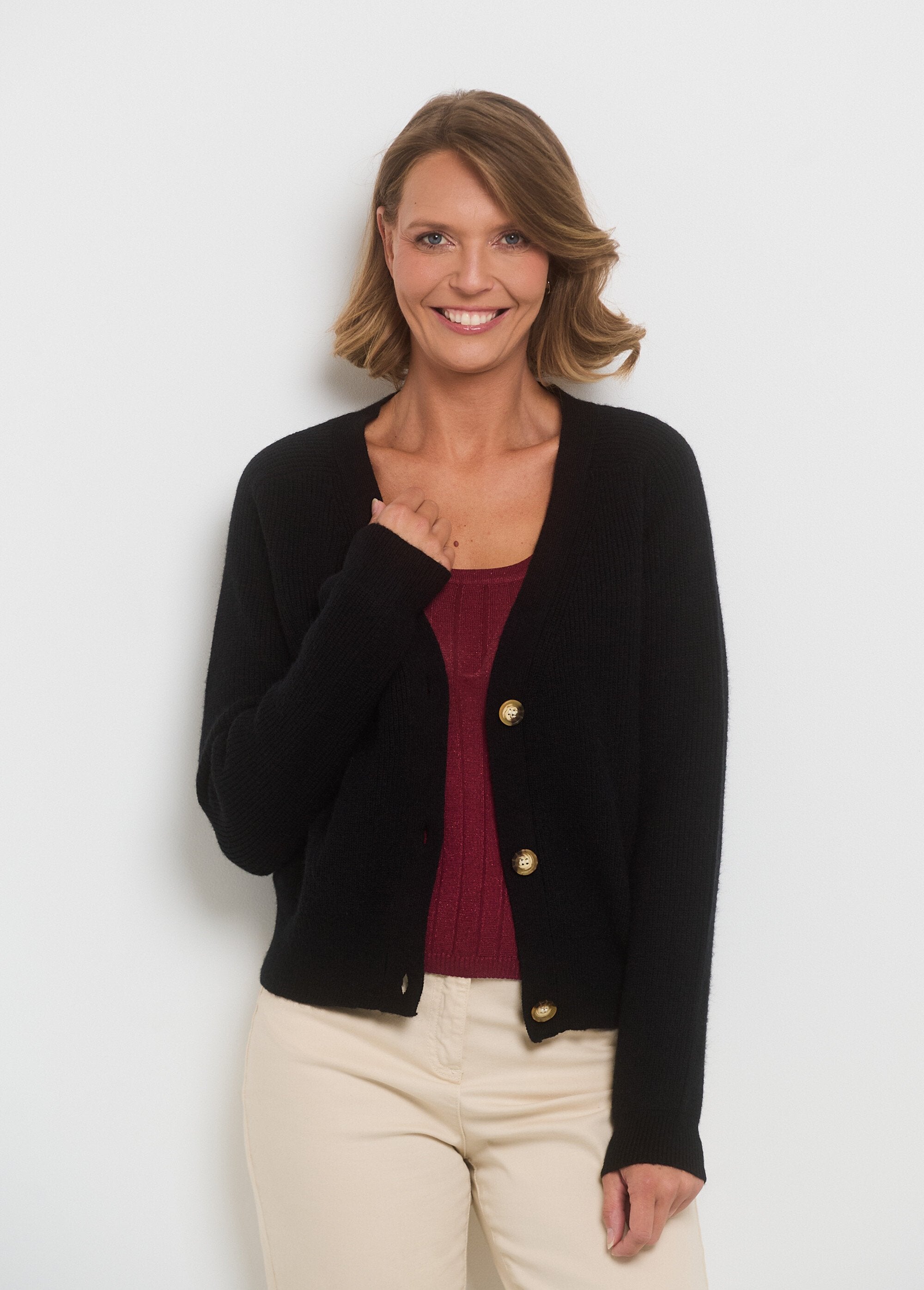 Short_V-neck_cardigan_with_contrasting_buttons_Black_FA1_slim