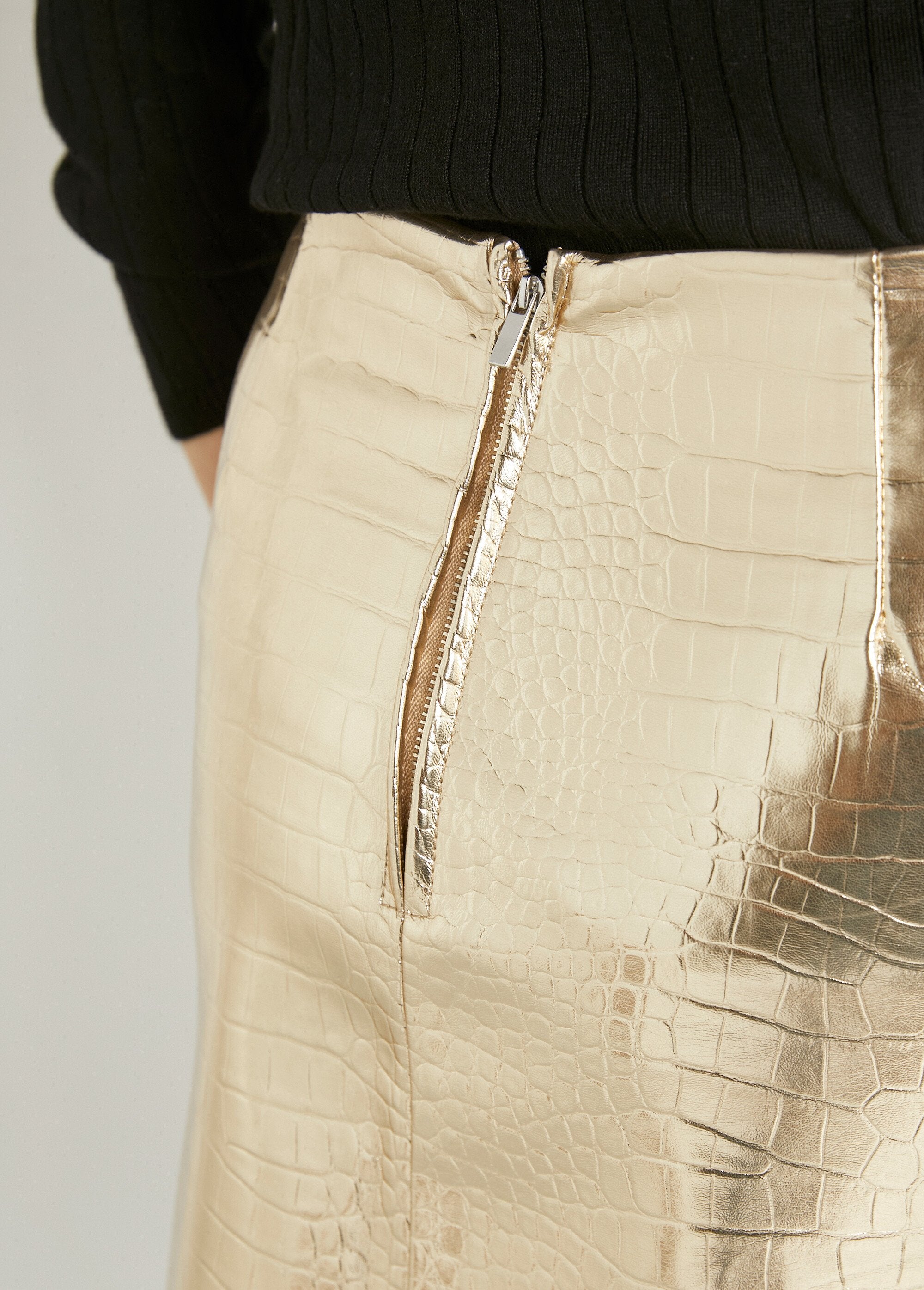 Short_skirt_in_metallic_faux_leather_Golden_DE1_slim