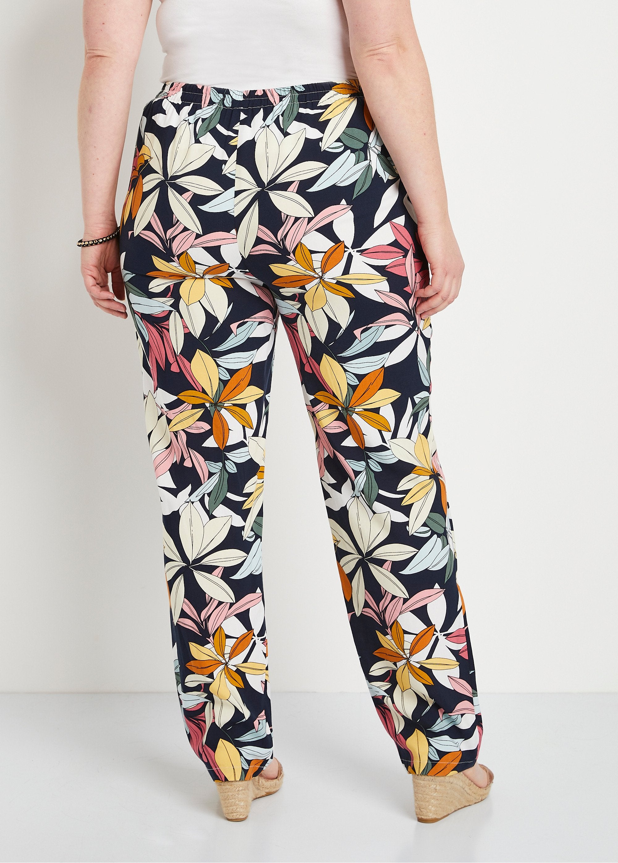 Elasticated_waist_printed_pants_Navy_background_DO1_curvy