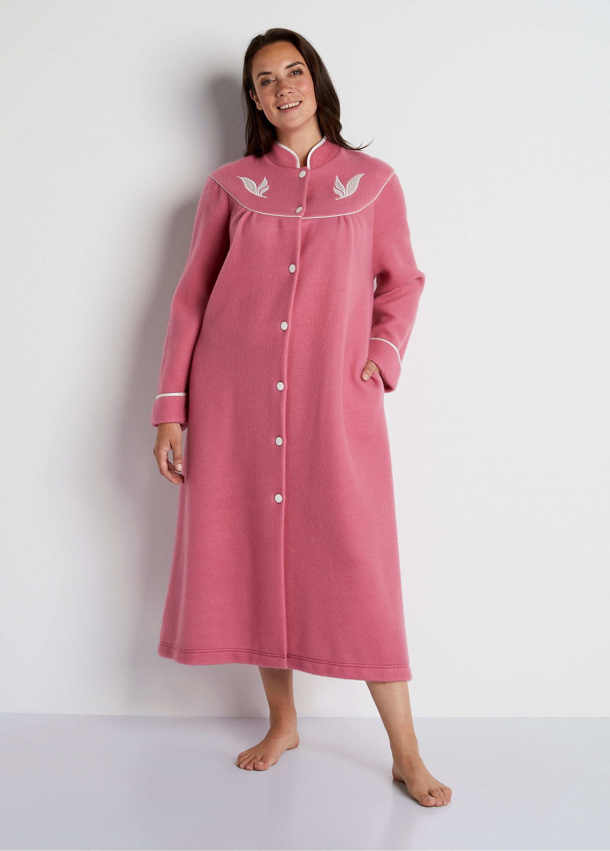 Buttoned_fleece_bathrobe_Pink_FA1_curvy