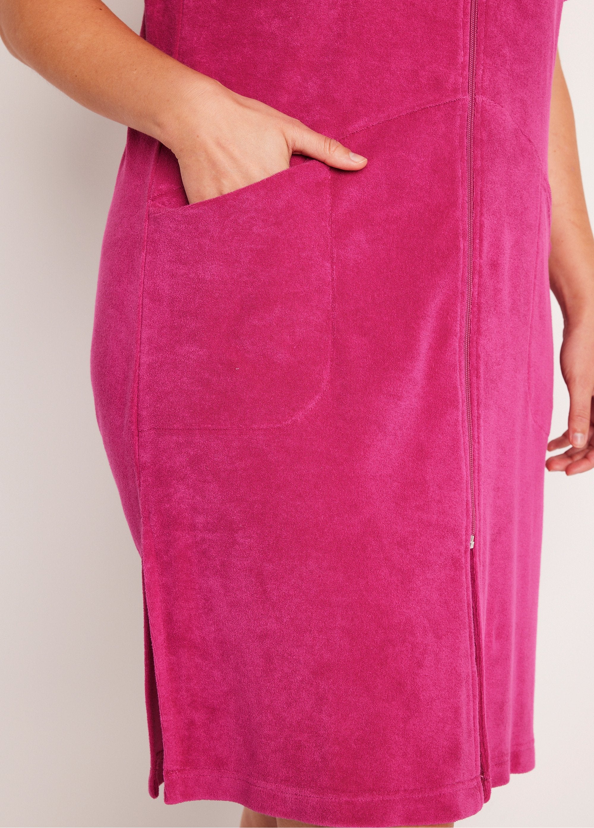 Plain_cotton_bathrobe_with_zip_Fuchsia_DE2_curvy