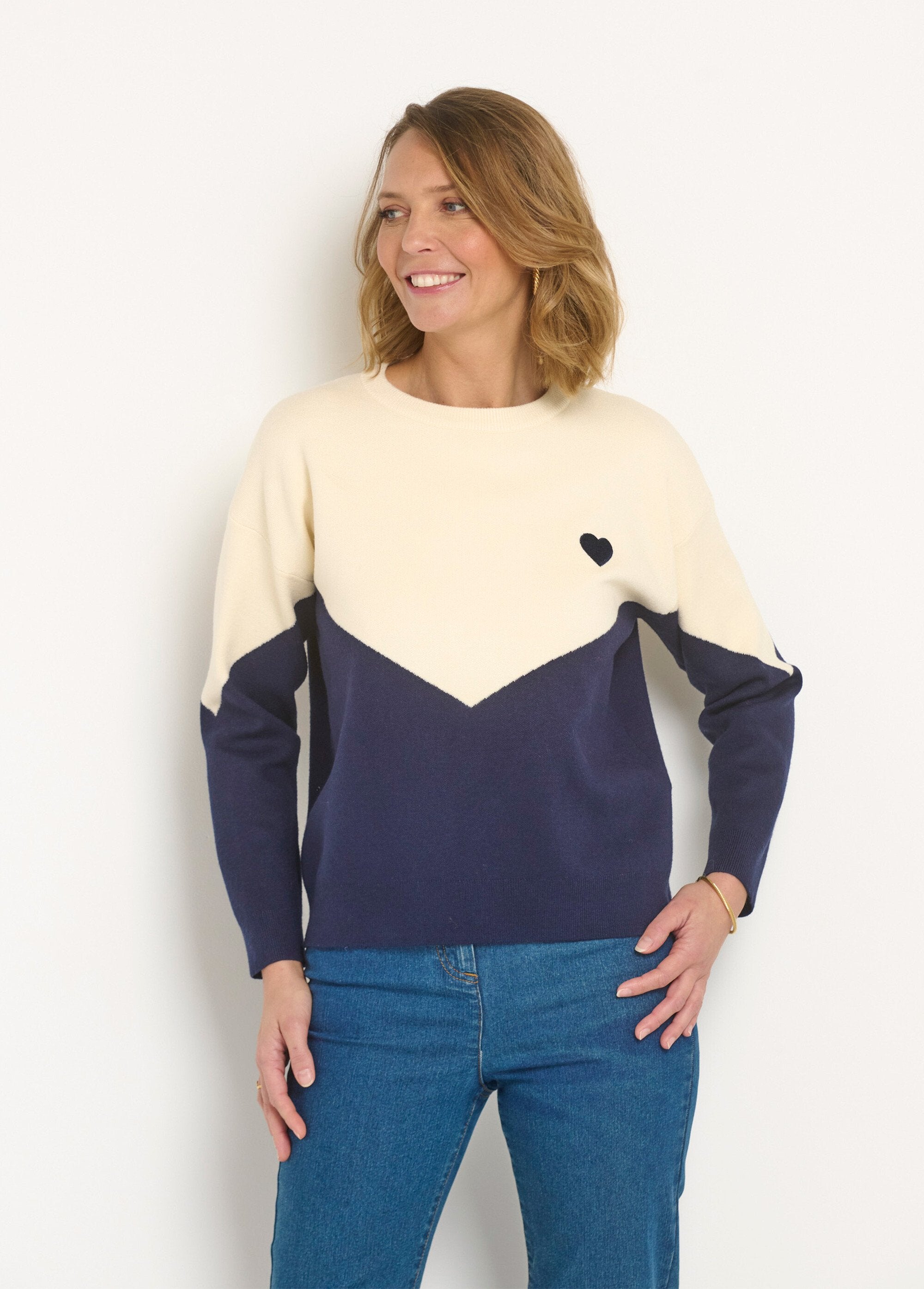 Warm_sweater_with_graphic_effect_and_heart_detail_Navy_and_ecru_FA1_slim