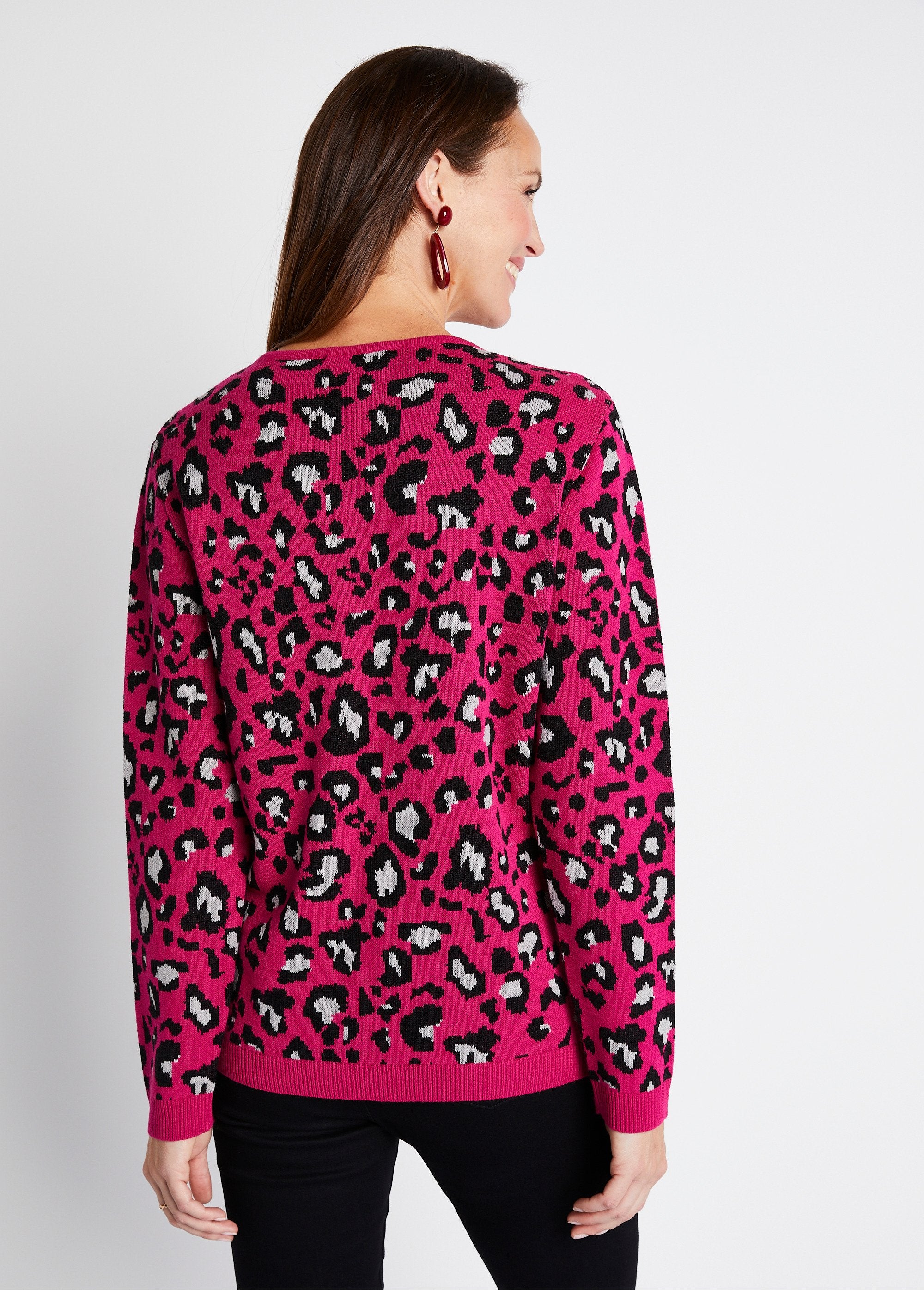 Round_neck_leopard_jacquard_sweater_Fuchsia_and_black_DO1_slim