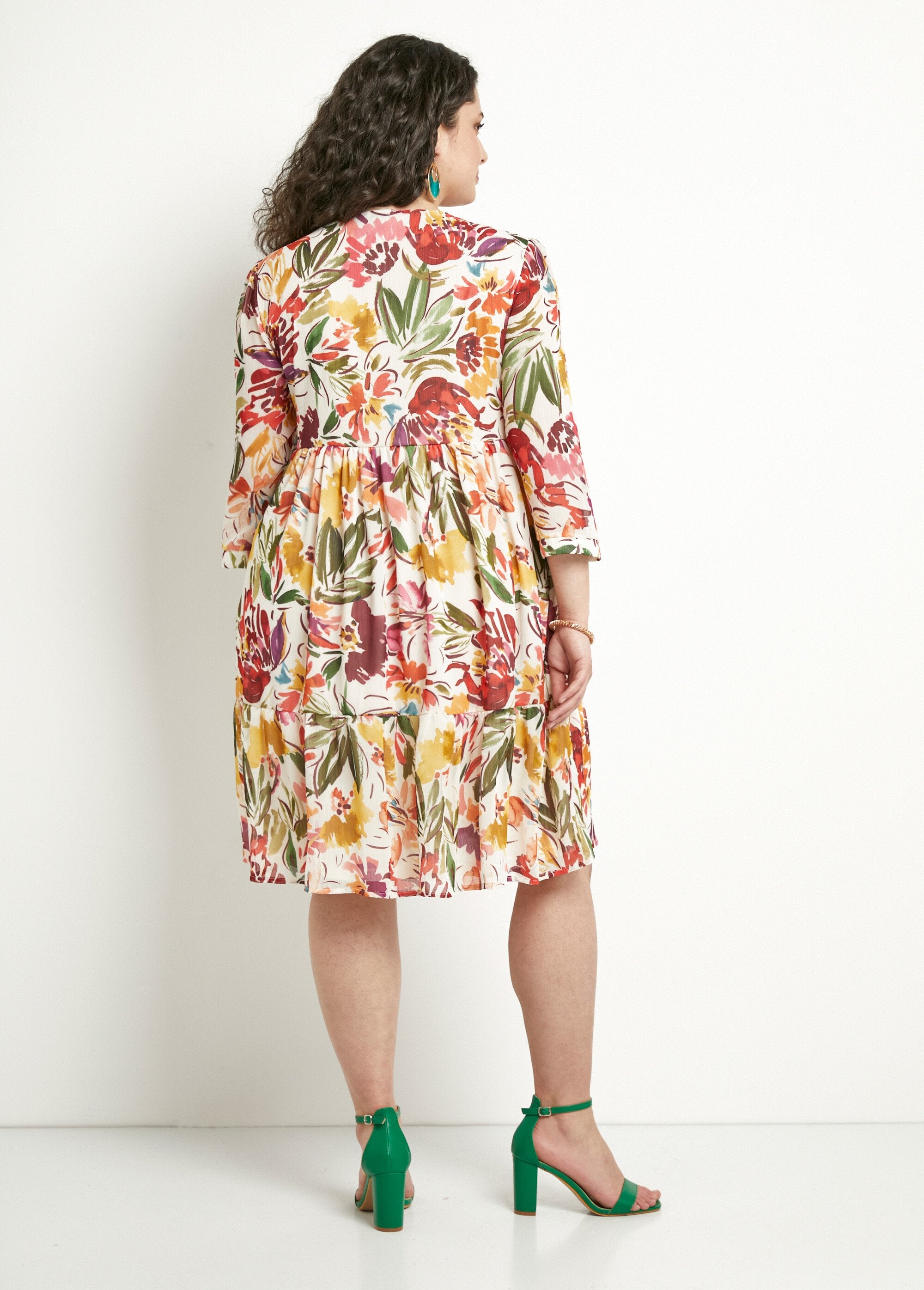 Short_ruffled_dress_with_V-neck_and_floral_veil_Multicolor_DO1_curvy