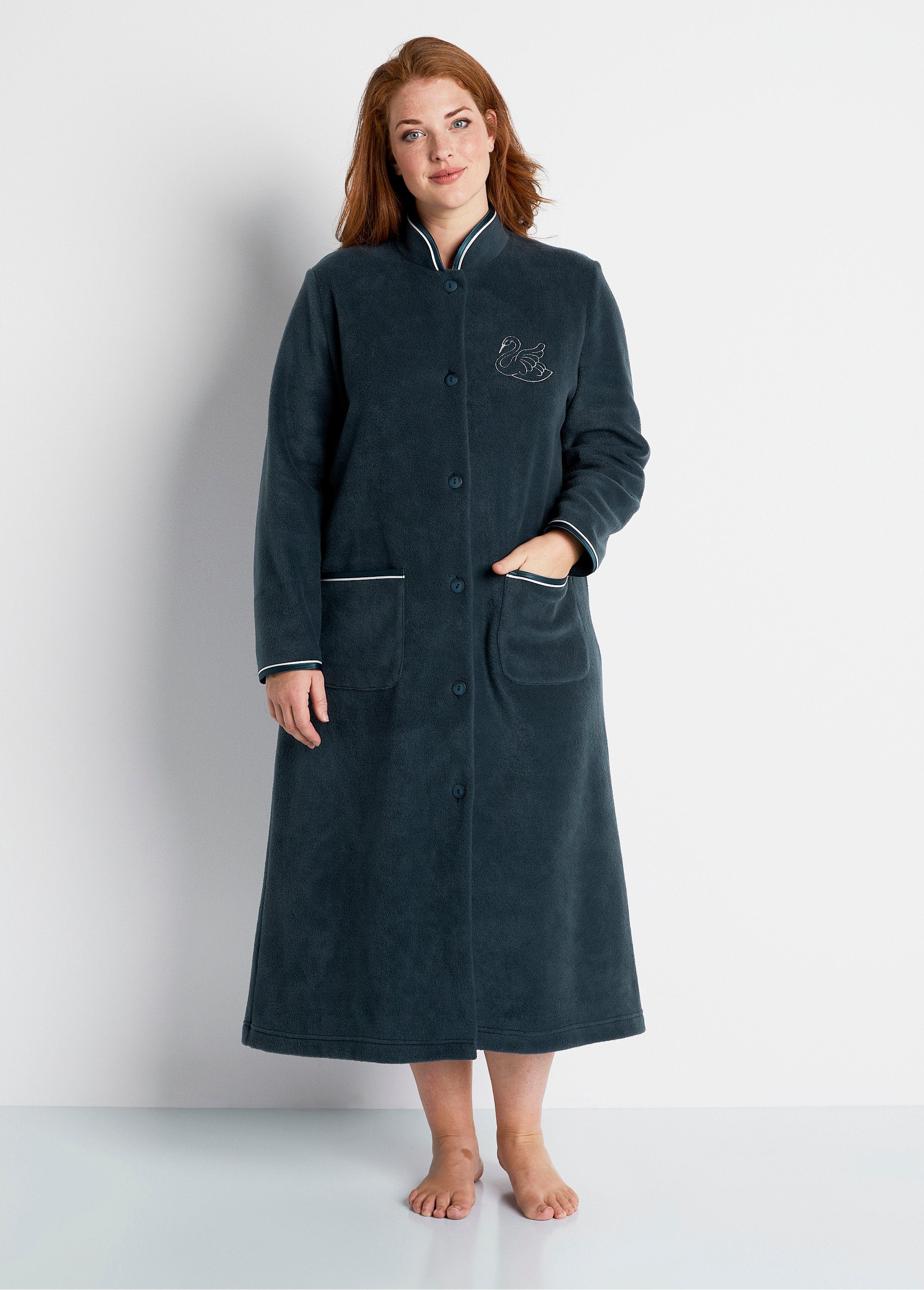 Long_fleece_embroidered_dressing_gown_easy_to_put_on_Marine_FA2_curvy