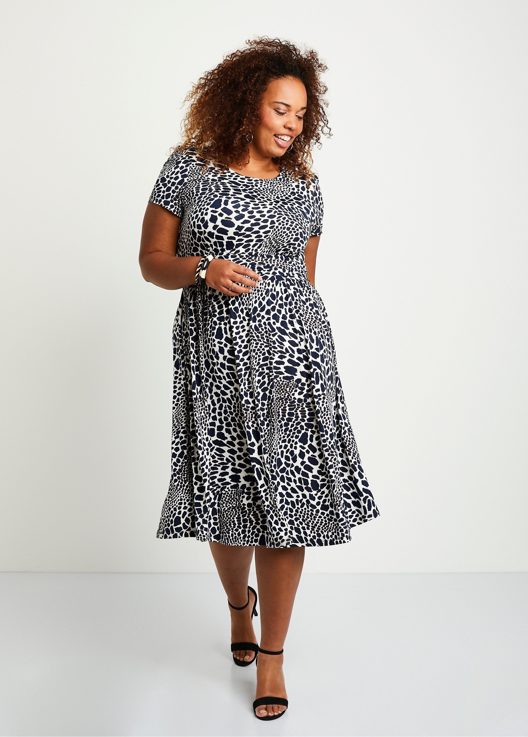 Short_flared_draped_printed_dress_Ecru_and_navy_FA1_curvy