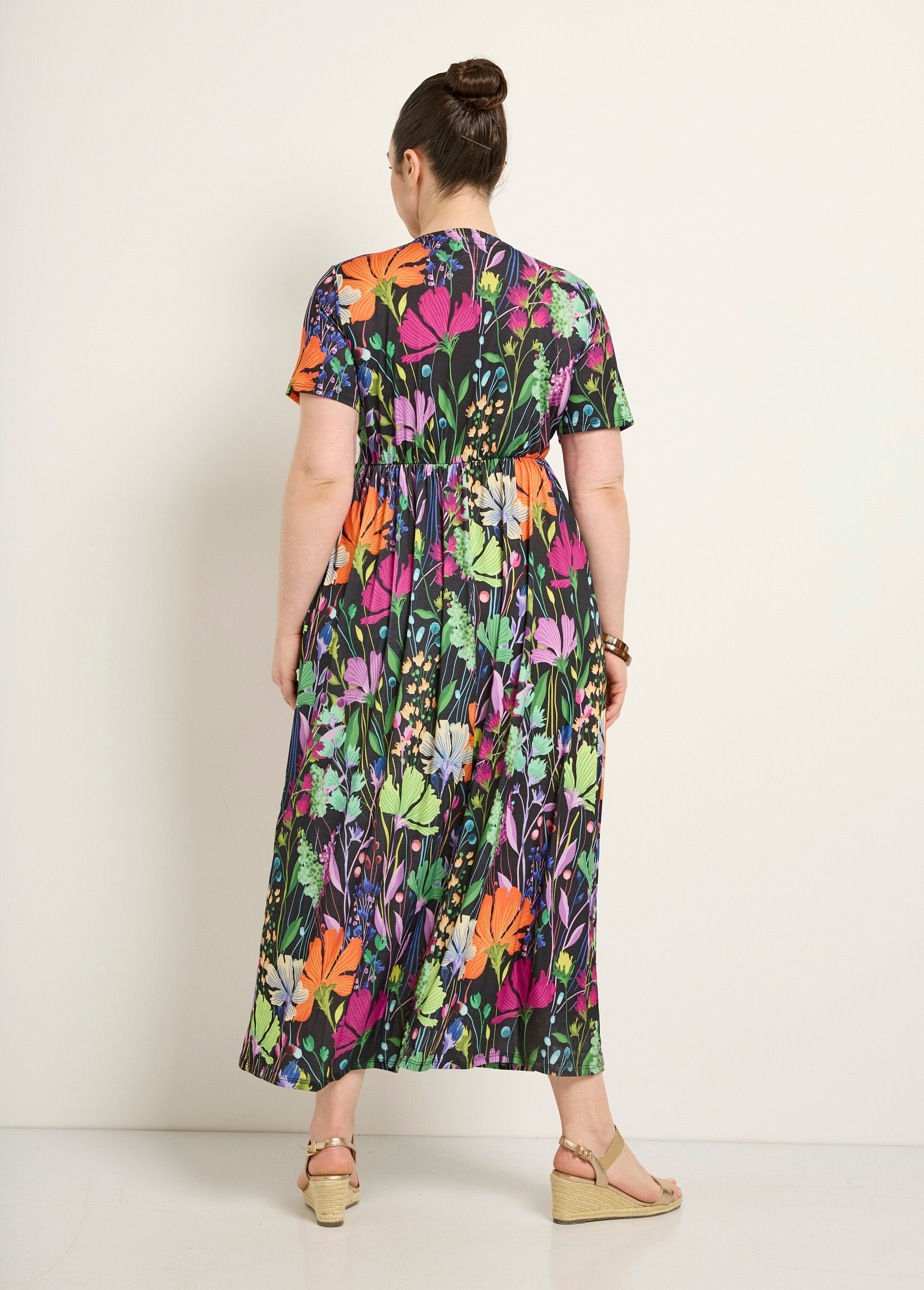 Long,_flowing_dress_with_short_sleeves_and_floral_print_Prints_black_background_DO1_curvy