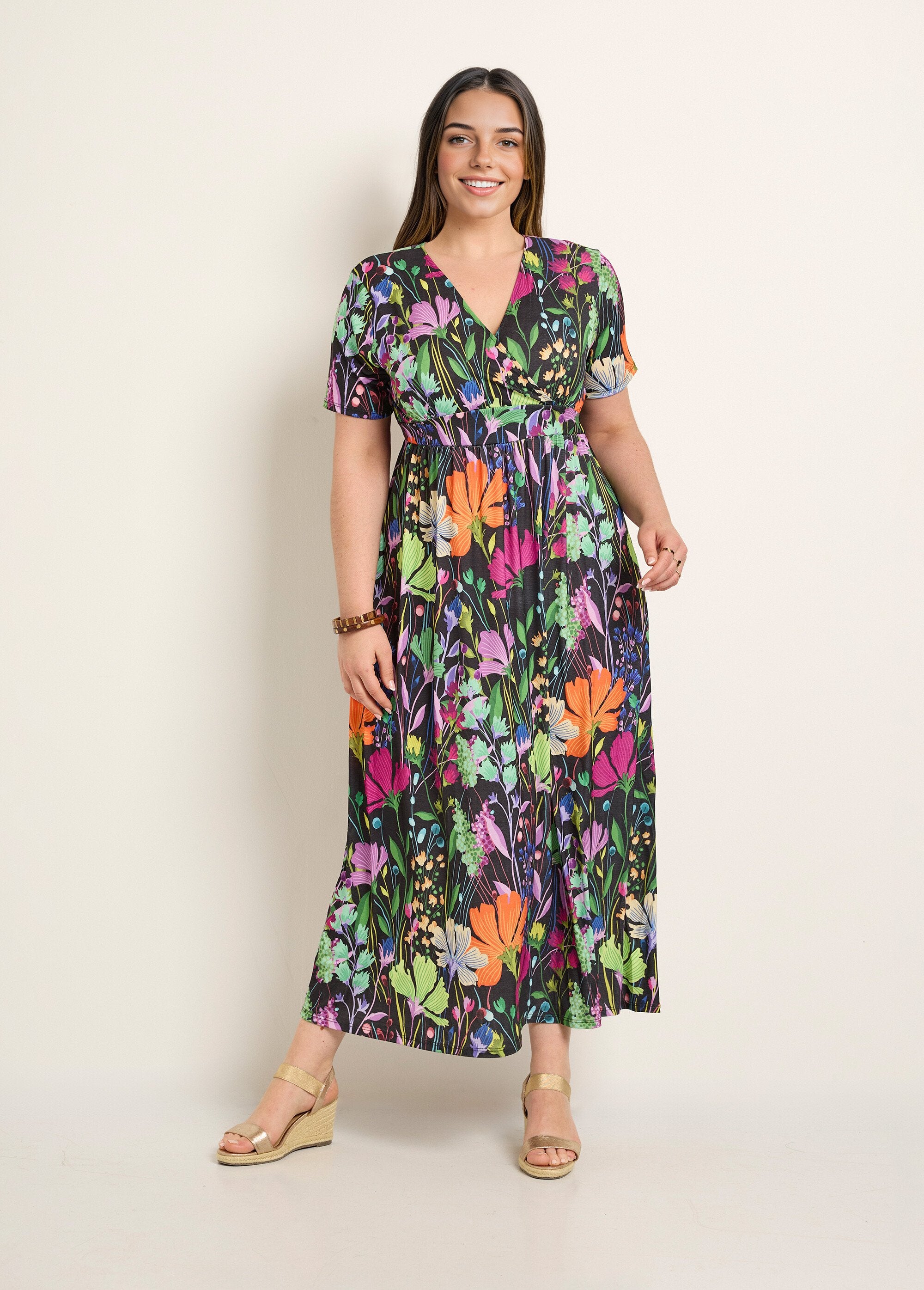 Long,_flowing_dress_with_short_sleeves_and_floral_print_Prints_black_background_FA1_curvy